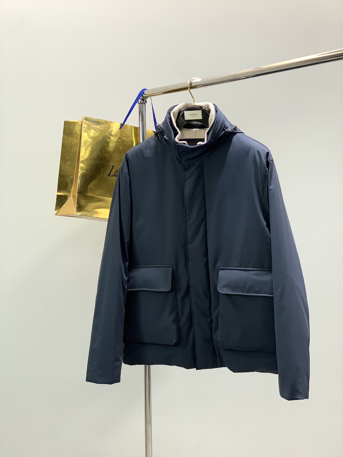 NO:691310,, LP (Loro Piana), the latest winter product of 2025, available at counters simultaneously, original goods, fashionable and casual cotton hooded jacket, made of imported original fabrics, top-notch jacquard craft letter pattern decoration logo, original hardware accessories decoration, extremely high-grade, comfortable and versatile, and the upper body is very handsome!  2 colors recommended, sizes M-3XL,,loro piana,loro piana,jackets & coats,hats,19860909,LP(Loro Piana ),2025冬季最新品,专柜同步有售,原单狠货,时尚休闲棉连帽外套,采用进口原版面料,顶级提花工艺字母图案装饰logo,原版五金辅料装饰,档次极高,舒适百搭,上身帅气十足！2色推荐,码数M-3XL,,loro piana,loro piana,jackets & coats,hats,,Men's clothing