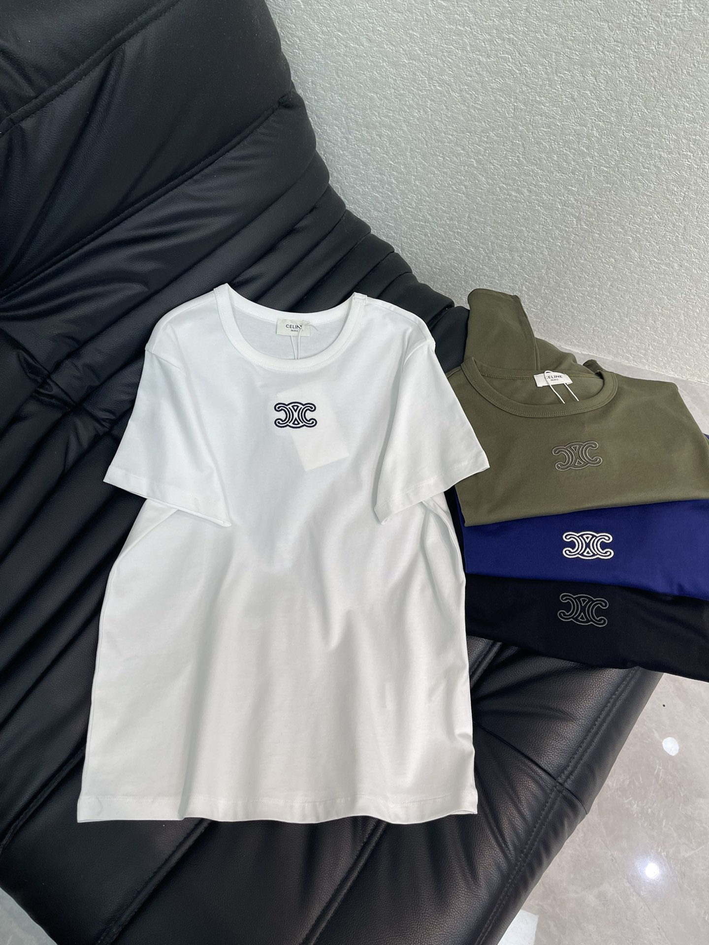 NO:626183,Celin*26 new early spring short-sleeved T-shirt with Arc de Triomphe embroidery. The right shoulder design modifies the shoulder lines. The silhouette is crisp and stylish. The Arc de Triomphe logo on the chest is low-key and recognizable. It is simple and versatile for daily wear without pressure. It looks great whether paired with jeans or a skirt. It is a must-have classic item in the wardrobe!  Four colors SML,,celine,skirts,jeans,T-shirt,tees,t-shirt,alexander wang19860909Celin*26早春新款凯旋门刺绣短袖T恤 正肩设计修饰肩部线条 版型挺括有型 胸前凯旋门Logo低调又有辨识度 简约百搭日常穿搭无压力.无论配牛仔裤还是半身裙都很出彩,是衣橱必备经典单品！四个色SML,,celine,skirts,jeans,T-shirt,tees，t-shirt,alexander wang,Women's clothing