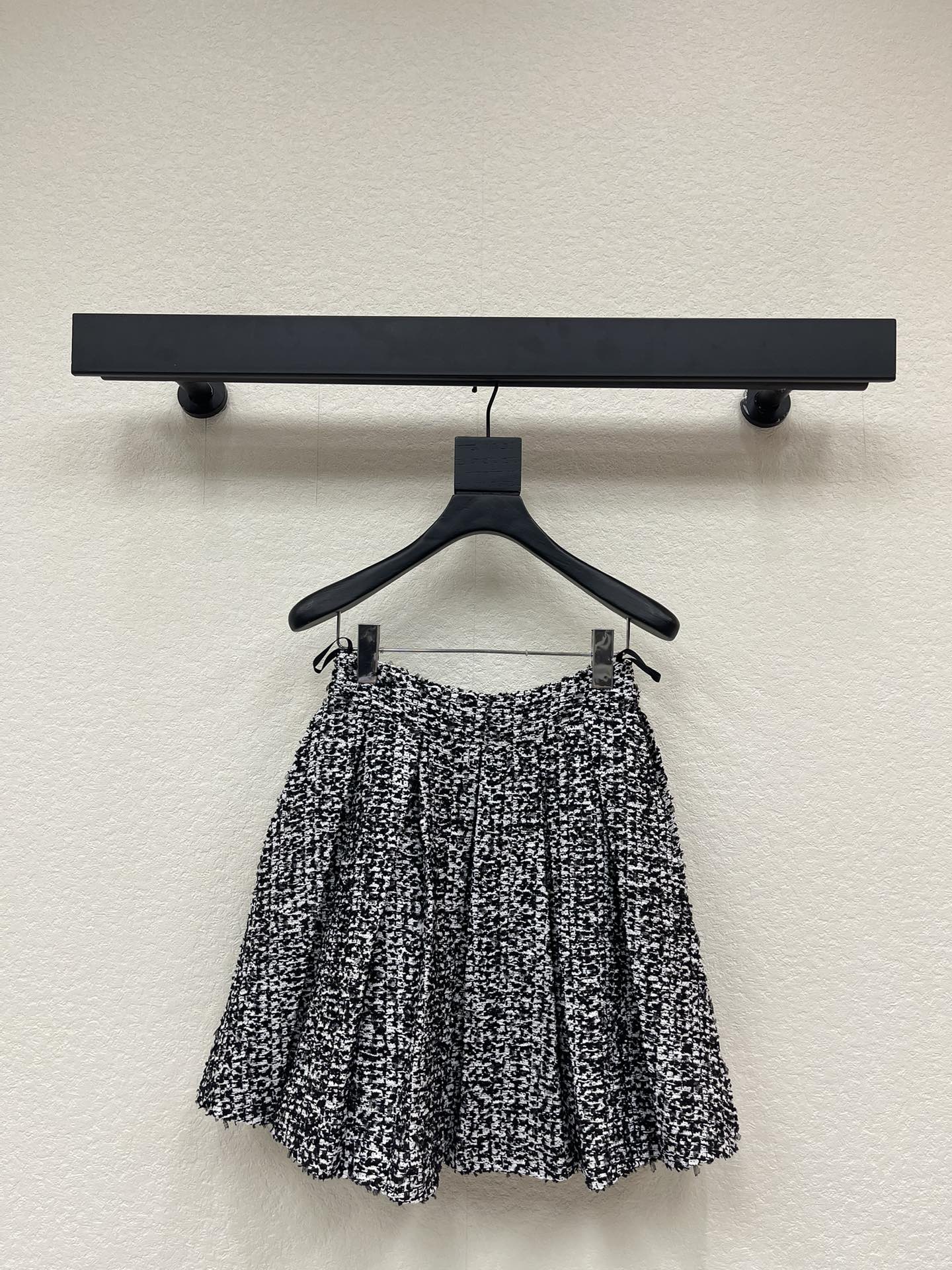 NO:624367,Balmai* Balmain's 25 new autumn and winter duffle mini-fragrant fringed skirt. The atmosphere is simply full of exquisiteness and eye-catching. The retro noble and stunning upper body can easily match the golden proportion figure. The temperament of a lady. The mini-fragrance is simply a must-have and versatile item in every girl's wardrobe~SML,,balmain,balmain,skirts,gold,alexander wang19860909Balmai*巴尔曼25秋冬新品粗呢小香风流苏半裙 氛围感简直拉满精致吸睛 复古高贵绝绝子 上身轻松拿捏黄金比例身材 气质名媛 小香风简直是每一个少女 衣柜里必备的一件百搭单品～SML,,balmain,balmain,skirts,gold,alexander wang,Women's clothing