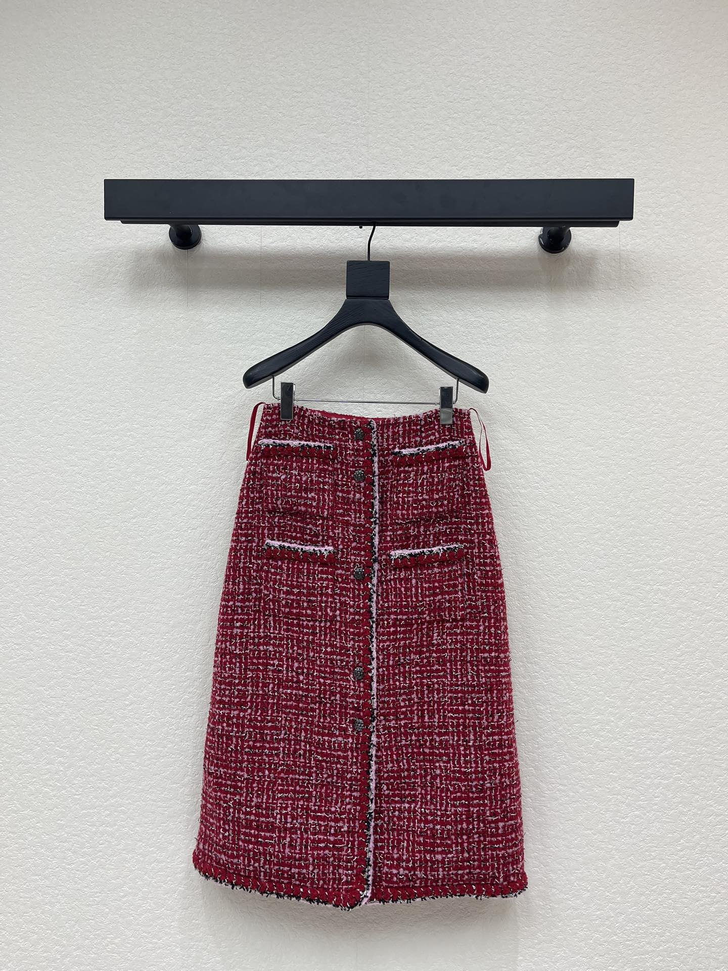 NO:624378,Chane*25 new style autumn and winter high-waist braided dress skirt. Customized YB imported woolen material, high-end texture, full appearance, straight mid-length skirt version, buttons extended to the hem, with red, pink and black braided edges to highlight the details. The whole body red background is combined with delicate colorful yarns to regularly interweave textures all over the skirt. The lady's style stands out, perfectly interpreting the sense of elegance. The upper body is noble and textured, intellectual and gentle, Christmas  An excellent choice for New Year's Day and year-end parties, instant sale, the focus.SML,,chanel,skirts,alexander wang19860909Chane*25秋冬新款小香风高腰开襟编织洋装半裙.定制YB进口粗纺羊毛呢材质,质感高级,品相十足,直筒中长半裙版型,纽扣延伸至下摆,以红粉黑编织捆边点亮细节,通体红色底色配合细腻的彩色纱线规则交织出纹理满铺于裙身,名媛格调立显,完美演绎优雅千金感,上身显贵显质感,知性温柔,圣诞 元旦 年末聚会的绝佳选择,秒杀全场,焦点所在.SML,,chanel,skirts,alexander wang,Women's clothing