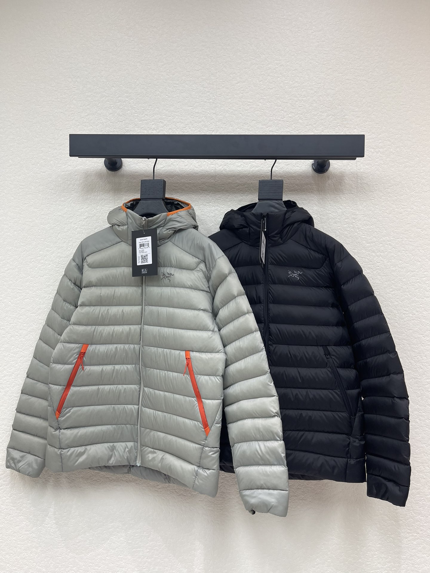 NO:626190,Equipped with dust bag Arcteryx 25 new autumn and winter embroidered logo rib hooded down jacket. This hooded and thin down jacket is made of high-density water-repellent fabric, which has been calendered to make it smooth to the touch and not easy to velvet. It is filled with 90 white goose down and is evenly locked through horizontal strip quilting technology, which is both warm and lightweight. There is a gold thread on the right side of the back.  Embroidered with the mythical beast logo, the embroidery thread is made of high-twist silk thread, and the stitching is fine and firm. The zipper is made of YKK two-way metal, which is smooth and durable; the hood has a built-in adjustable drawstring, and the cuffs are ribbed to improve the fit. The overall wiring is straight and delicate, and the fabric is comfortable and soft. It can be matched with the same style to create a fashionable look and control various occasions. The same style for men and women!  S-XXL,arc'teryx,jackets & coats,down jacket,hats,alexander wang19860909配防尘袋Arcteryx始祖鸟25秋冬新款刺绣Logo排骨连帽羽绒服外套.这件连帽轻薄羽绒服采用高密防泼水面料,经压光处理,触感柔滑且不易钻绒.填充90白鹅绒,通过横条绗缝工艺均匀锁绒,兼顾保暖与轻便后背右侧饰有金线刺绣神兽标识,绣线采用高捻度丝线,针脚细密牢固.拉链选用YKK双向金属款,顺滑耐用；连帽内置调节抽绳,袖口做罗纹收束设计,提升贴合度.整体走线平直细腻,面料舒适柔软,能与同款搭配营造时尚造型,驾驭各种场合,男女同款！S-XXL,arc'teryx,jackets & coats,down jacket,hats,alexander wang,Women's clothing