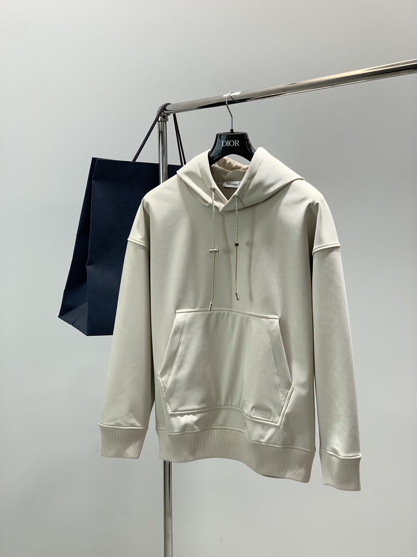 NO:624087,, Dior, 2025 new winter products, available at counters simultaneously, simple and fashionable casual velvet hooded sweatshirt, original imported fabric, comfortable and breathable, top-notch embroidered letter pattern logo, original hardware decoration, extremely high-grade, unique design, fashionable and handsome upper body!  2 colors recommended, size M-3XL, dior, dior, hoodie, sweatshirts, hats, alexander wang19860909,Dior 迪奥, 2025冬季新品,专柜同步有售,简约时尚休闲绒连帽卫衣,原版进口面料,舒适透气,顶级刺绣工艺字母图案logo,原版五金辅料装饰,档次极高,独特设计,上身时尚帅气！2色推荐,码数M-3XL,,dior,dior,hoodie,sweatshirts,hats,alexander wang,Men's clothing