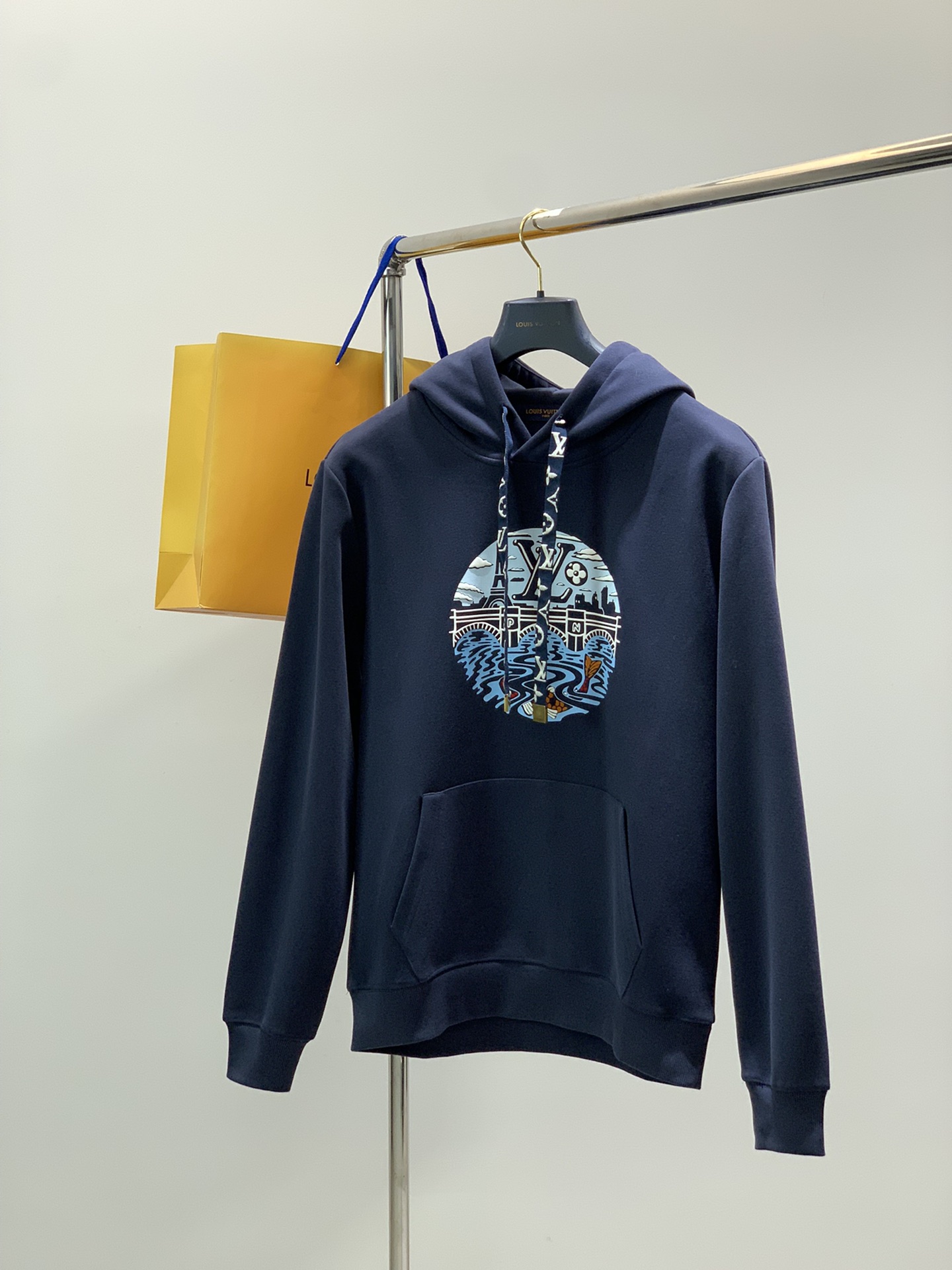 NO:646409,, LouisVuitton Louis Vuitton, the latest autumn style, available at counters simultaneously, original order, stylish and casual hooded sweatshirt, the upper body is very unique!  Eye-catching and bright, imported original fabrics, top-notch printing technology letter pattern decoration Logo, original hardware accessories decoration, simple yet fashionable, classic atmosphere, comfortable and breathable, handsome and stylish upper body, 2 colors recommended, size M-3XL,, louis vuitton, louis vuitton, hoodie, sweatshirts, hats, alexander wang19860909,LouisVuitton 路易威登,秋季最新款,专柜同步有售,原单狠货,时尚休闲连帽卫衣,上身很有特点！吸睛而有亮点,进口原版面料,顶级印花工艺字母图案装饰Logo,原版五金辅料装饰,简单而不失时尚,经典大气,舒适透气,上身帅气有型,2色推荐,码数M-3XL,,louis vuitton,louis vuitton,hoodie,sweatshirts,hats,alexander wang,Men's clothing