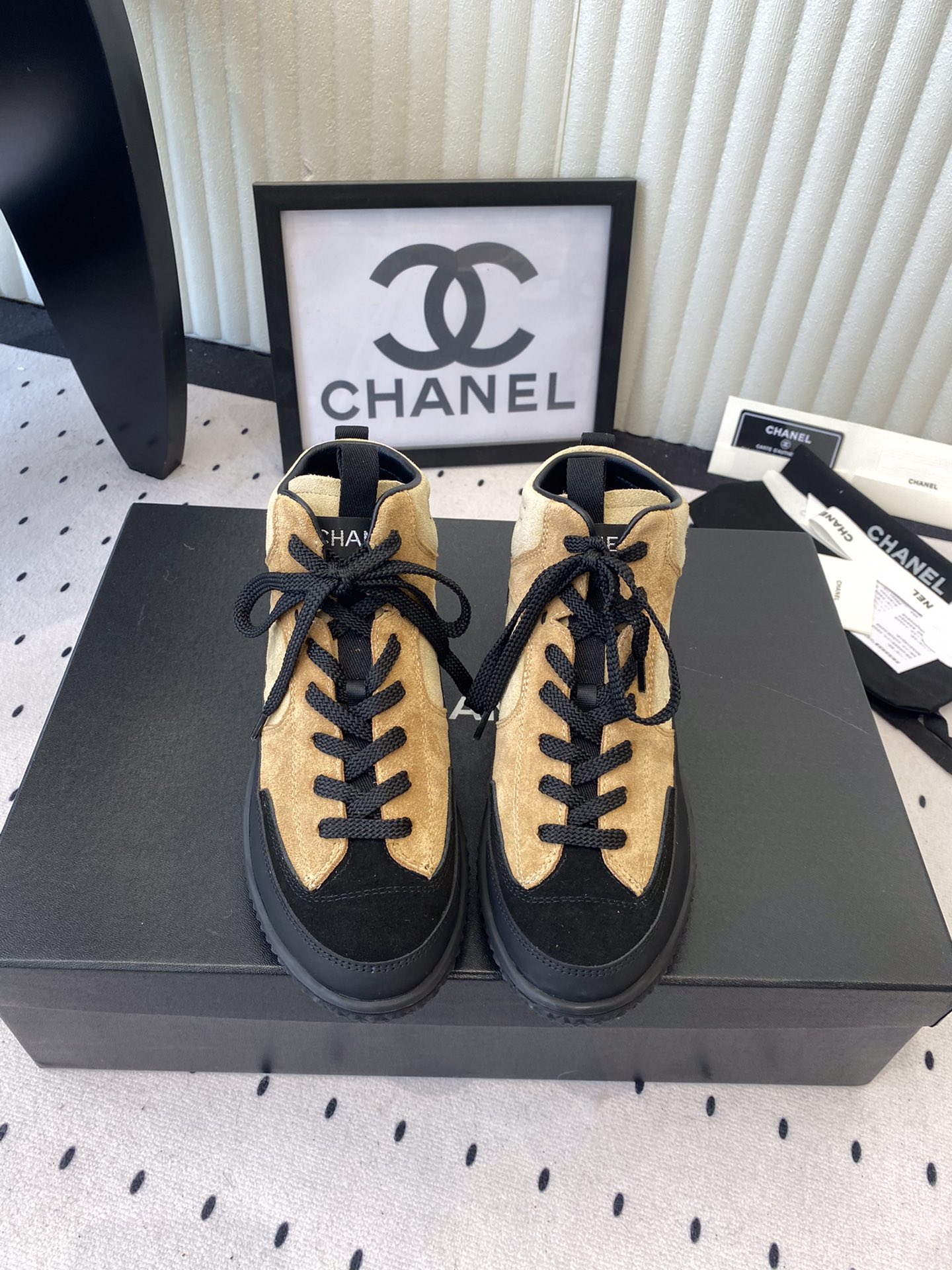 NO:628520,Chanel's new Panda Gaobang sneakers, casual fashion sports, diversified mix and match, very good-looking and versatile, original imported first-layer cowhide cowhide upper, original TPU combination outsole, Size35-39 (40 41 custom-made), boots, chanel, boots, sneakers, cowhide19860909Chanel新款熊猫高邦运动鞋 休闲时尚运动 多元化混搭非常好看百搭原版进口头层牛皮牛京鞋面原版TPU组合大底 Size35-39（40 41定做）,靴子,chanel,boots,sneakers,cowhide,Women's Shoes