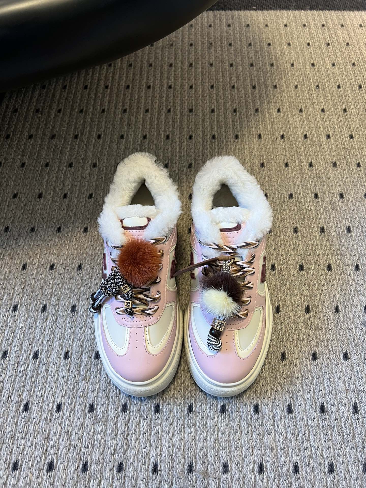 NO:628763,Top-quality Fend*25ss velvet thick-soled platform shoes are sports and casual shoes. The design of the shoes is thick-soled platform shoes, which increase the height and length of the legs. At the same time, the shoe body lines are loose, which is the popular 'bread shoe' lazy feeling. With detachable decoration, you can freely combine styles, and the sweet-cool/gentle switch is flexible. Made of leather and denim splicing, the texture is stiff and durable;  It not only retains the sophistication of luxury brands, but also adds 'sweet girl' attributes through plush and bow elements. It is suitable for daily leisure, light commuting and other scenes, and looks great with skirts/jeans. Upper cowhide, lining wool, original open-molded outsole, increased by 5cm size: 35-40 yards (40 yards customization is non-refundable), casual shoes/sports shoes, fendi, sneakers, skirts, jeans, cowhide19860909顶级品质 Fend*25ss加绒厚底松糕鞋运动休闲鞋 设计鞋型是厚底松糕款,增高显腿长,同时鞋身线条宽松,是当下流行的“面包鞋”慵懒感；搭配可拆卸装饰,可以自由组合风格,甜酷/温柔切换灵活；采用皮质牛仔拼接,质感挺括耐穿； 既保留了奢侈品牌的精致感,又通过毛绒、蝴蝶结元素增加了“甜妹”属性,适合日常休闲、轻通勤等场景,搭配裙子/牛仔裤都很出片. 鞋面牛皮 内里羊毛 大底原版开模大底 增高5cm size :35-40码（40码定制不退换）,休闲鞋/运动鞋,fendi,sneakers,skirts,jeans,cowhide,Women's Shoes