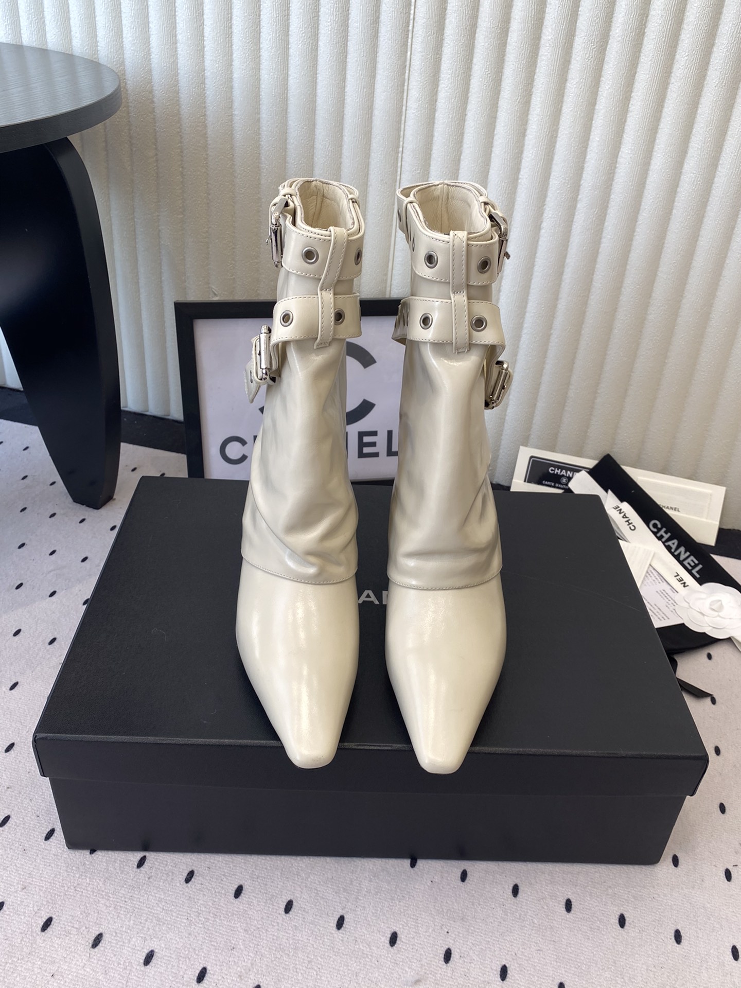 NO:628506,Chanel's new autumn and winter wool short boots. High version. Chanel's autumn and winter heavy industry popular short boots. Little Red Book recommends a fashionable must-have. Match to show a unique style. The upper is made of imported cowhide/genuine wool upper. Sheepskin foot pads. Italian genuine leather outsole. Size: 35-39 (40 41 custom-made), boots, chanel, chanel, boots, cowhide, sheepskin, Leather soles19860909Chanel新款秋冬羊毛短靴 高版本 香奈儿秋冬重工爆款短靴 小红书力推款时髦精必备 搭配展现与众不同的穿搭风格 鞋面采用进口牛皮/真羊毛鞋面 羊皮垫脚 意大利真皮大底 Size: 35-39（40 41定做）,靴子,chanel,chanel,boots,cowhide,sheepskin,Leather soles,Women's Shoes