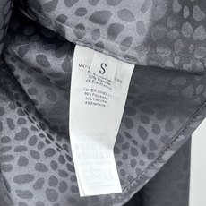 *褶皱波点衬衣这款流线型荷叶边罩衫采用双绉面料制成,高领搭配荷叶边设计,前襟饰有细褶,最后用金色金属扣点 *褶皱波点衬衣这款流线型荷叶边罩衫采用双绉面料制成,高领搭配荷叶边设计,前襟饰有细褶,最后用金色金属扣点