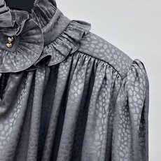 *褶皱波点衬衣这款流线型荷叶边罩衫采用双绉面料制成,高领搭配荷叶边设计,前襟饰有细褶,最后用金色金属扣点 *褶皱波点衬衣这款流线型荷叶边罩衫采用双绉面料制成,高领搭配荷叶边设计,前襟饰有细褶,最后用金色金属扣点