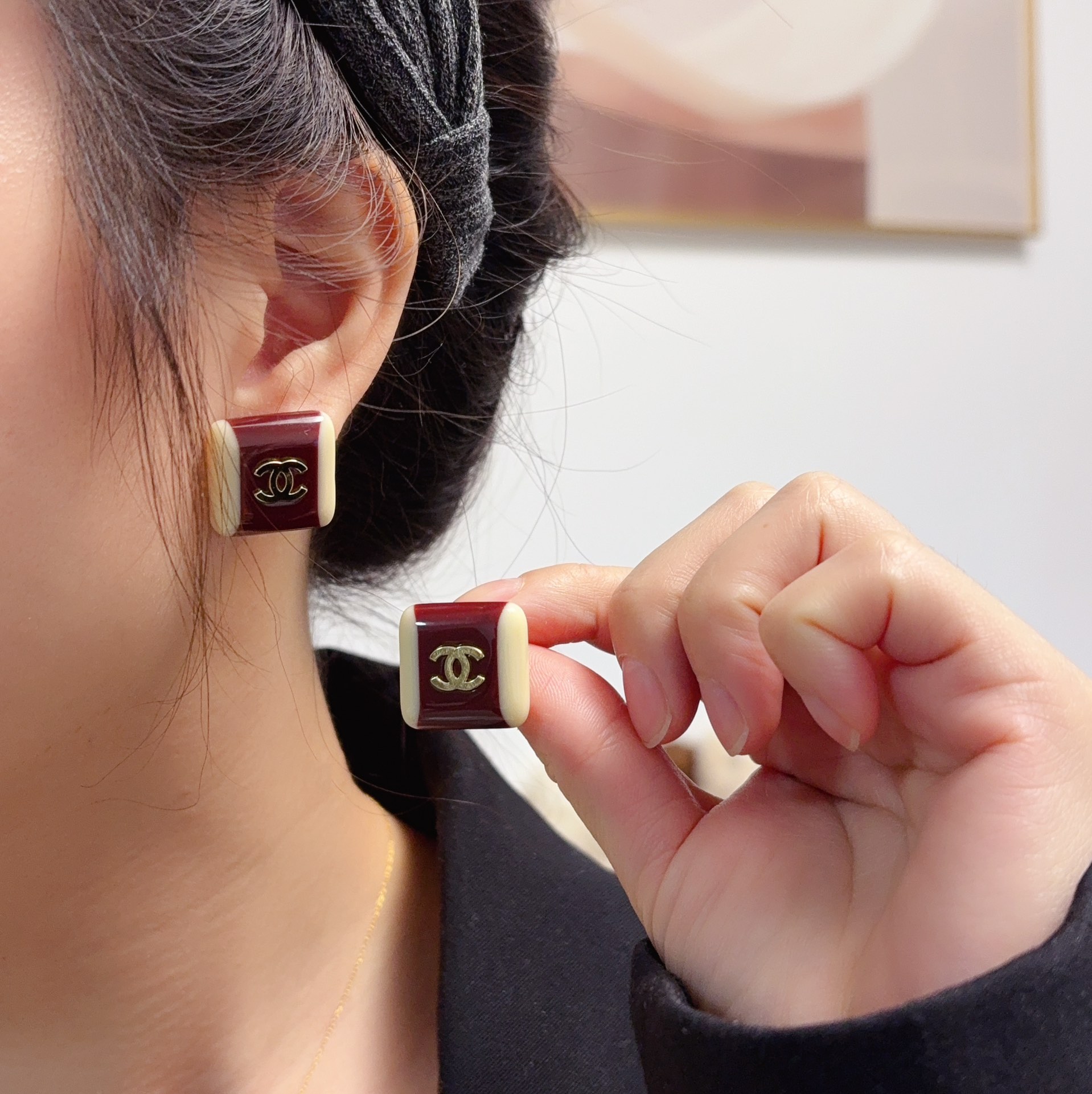 NO:641219,Chanel Xiaoxiang simple style retro square earrings. This earring is really super beautiful. It looks simple in design but looks good when worn. Even with small earlobes like mine, it looks great. Made of gold steel and color-proof material. The upper ear is super elegant. Boutique jewelry, chanel, earrings19860909Chanel 小香简约风格复古方形耳钉这款耳环真的超级美看着设计简单但是佩戴效果好看到爆就连我这种小耳垂的也很okzp金钢保色材质 上耳超气质优雅,饰品精品,chanel,earrings,Jewelry