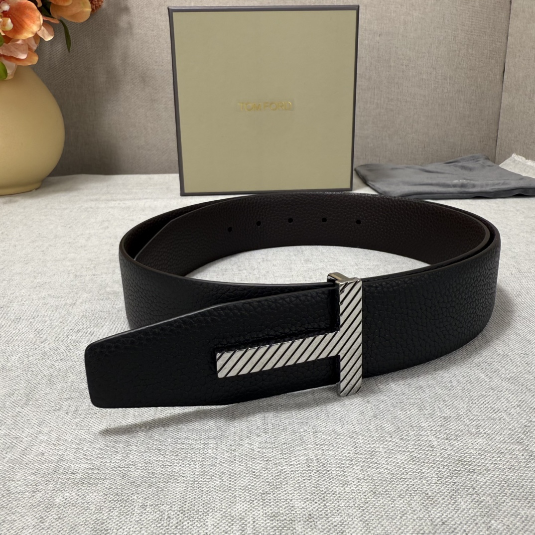 P汤姆福特最新网红爆款双面头层牛皮专柜同步3.8宽新款上市了，原版牛皮，搭配铜扣，优雅，大方用的方便。谢