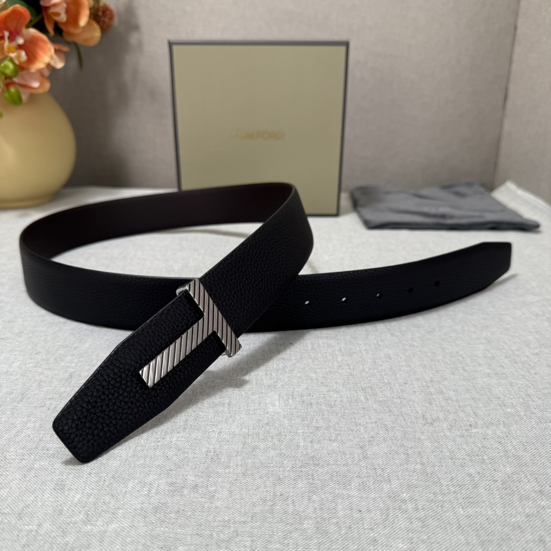 P汤姆福特最新网红爆款双面头层牛皮专柜同步3.8宽新款上市了，原版牛皮，搭配铜扣，优雅，大方用的方便。谢