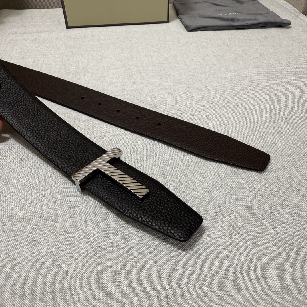 P汤姆福特最新网红爆款双面头层牛皮专柜同步3.8宽新款上市了，原版牛皮，搭配铜扣，优雅，大方用的方便。谢