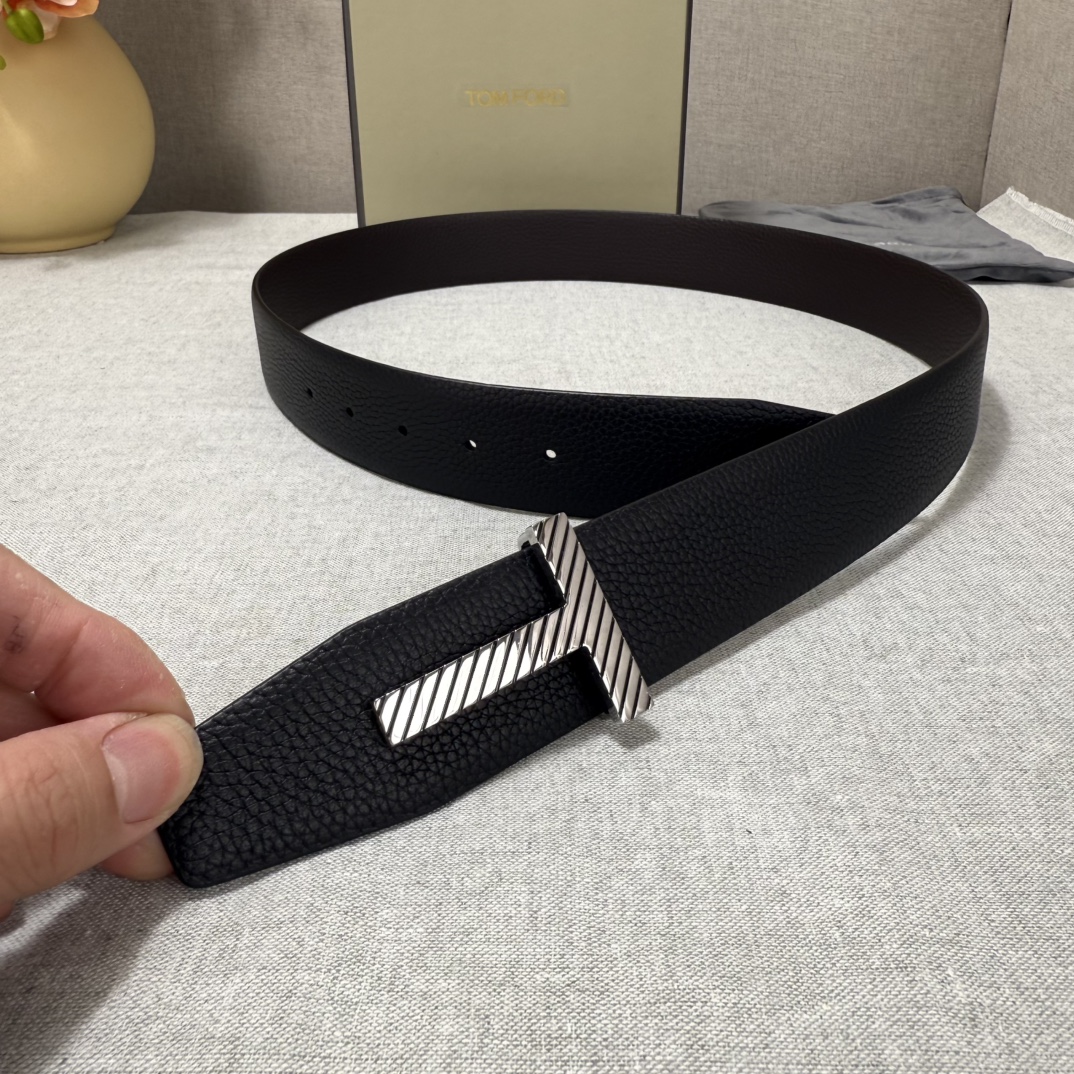 P汤姆福特最新网红爆款双面头层牛皮专柜同步3.8宽新款上市了，原版牛皮，搭配铜扣，优雅，大方用的方便。谢