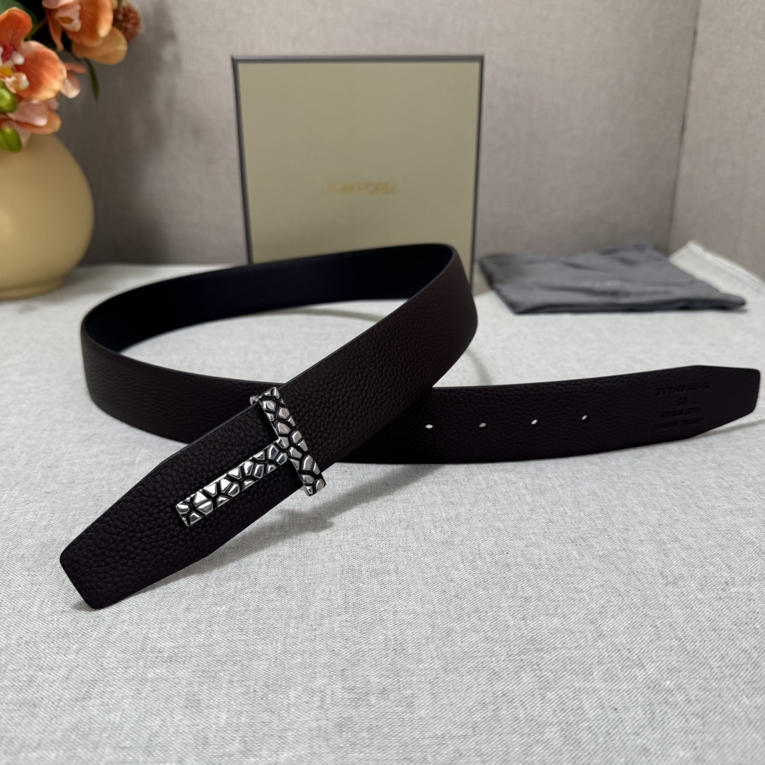 P汤姆福特最新网红爆款双面头层牛皮专柜同步3.8宽新款上市了，原版牛皮，搭配铜扣，优雅，大方用的方便。谢