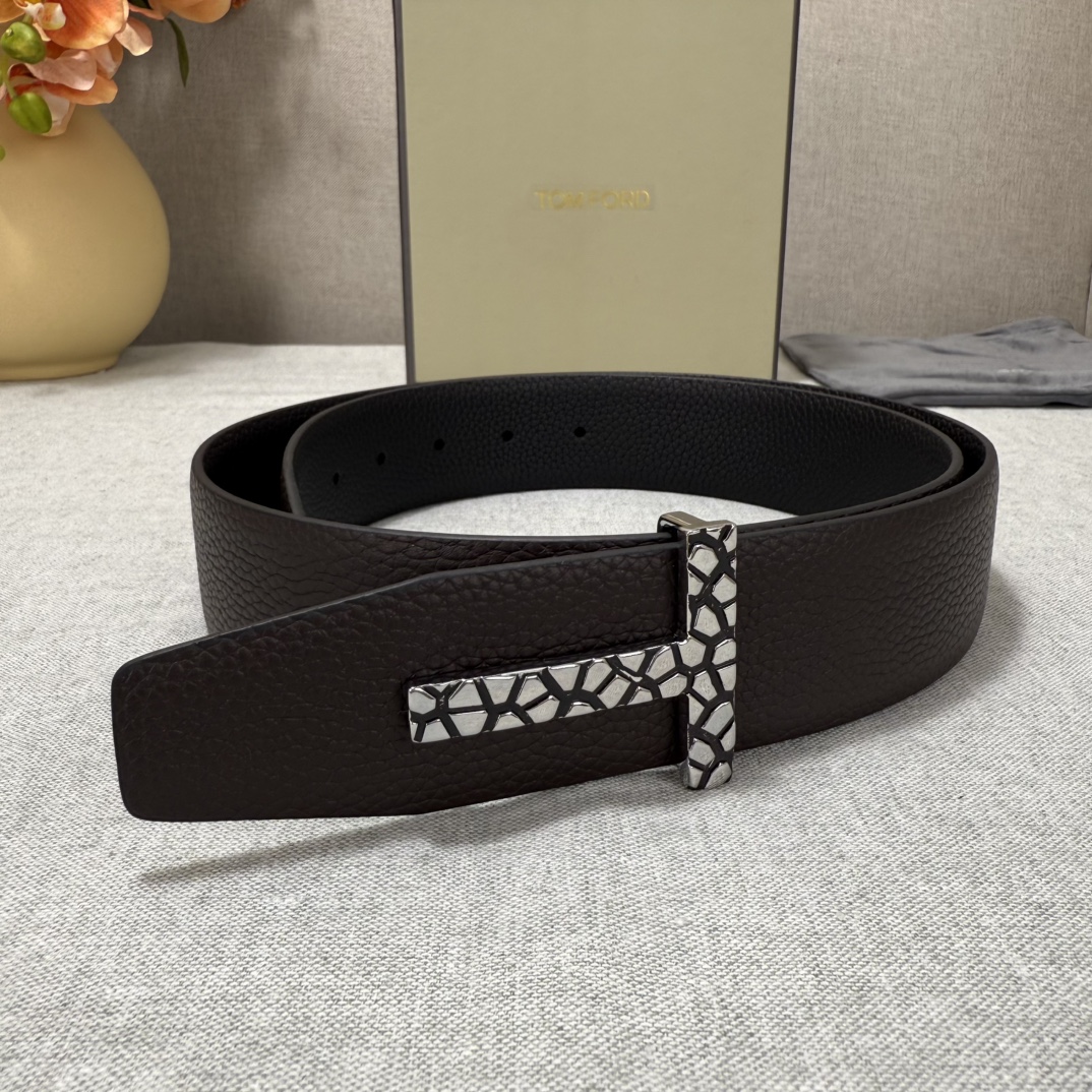 P汤姆福特最新网红爆款双面头层牛皮专柜同步3.8宽新款上市了，原版牛皮，搭配铜扣，优雅，大方用的方便。谢