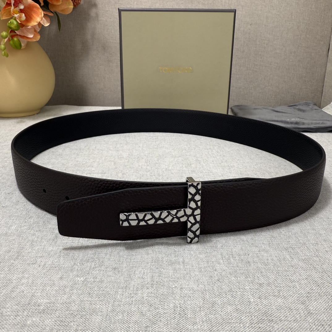 P汤姆福特最新网红爆款双面头层牛皮专柜同步3.8宽新款上市了，原版牛皮，搭配铜扣，优雅，大方用的方便。谢