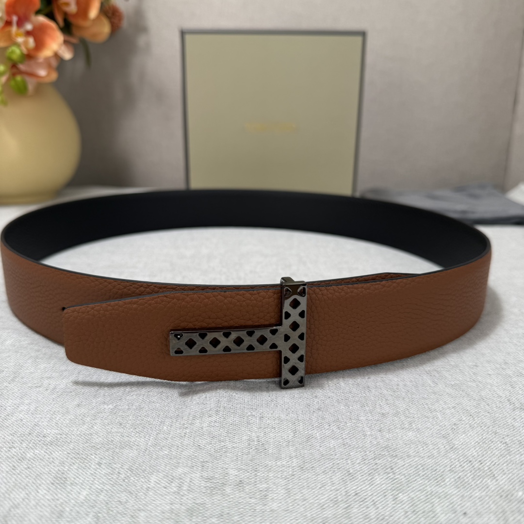 P汤姆福特最新网红爆款双面头层牛皮专柜同步3.8宽新款上市了，原版牛皮，搭配铜扣，优雅，大方用的方便。谢