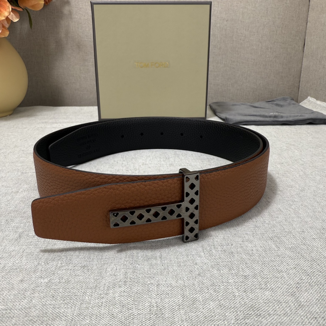 P汤姆福特最新网红爆款双面头层牛皮专柜同步3.8宽新款上市了，原版牛皮，搭配铜扣，优雅，大方用的方便。谢