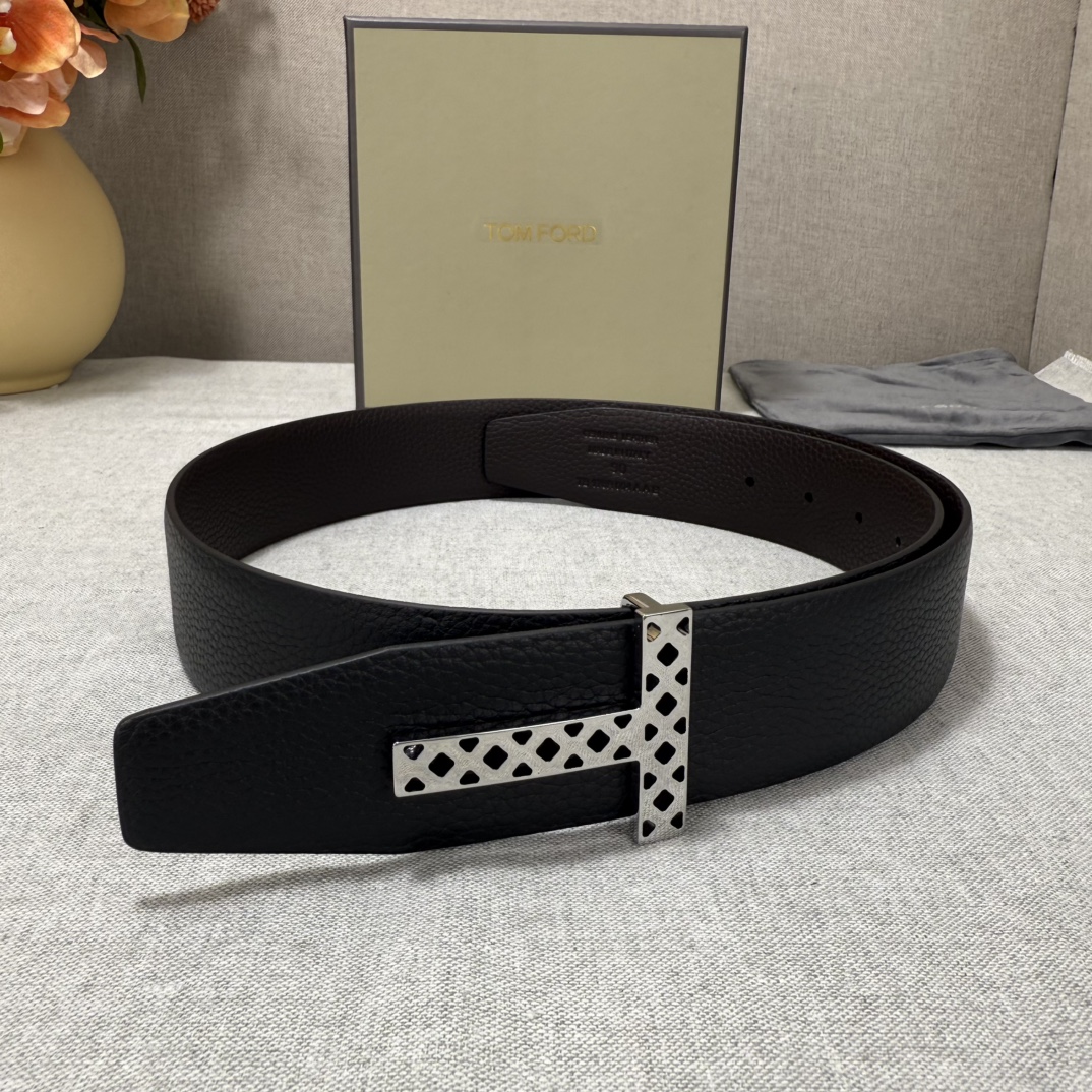 P汤姆福特最新网红爆款双面头层牛皮专柜同步3.8宽新款上市了，原版牛皮，搭配铜扣，优雅，大方用的方便。谢