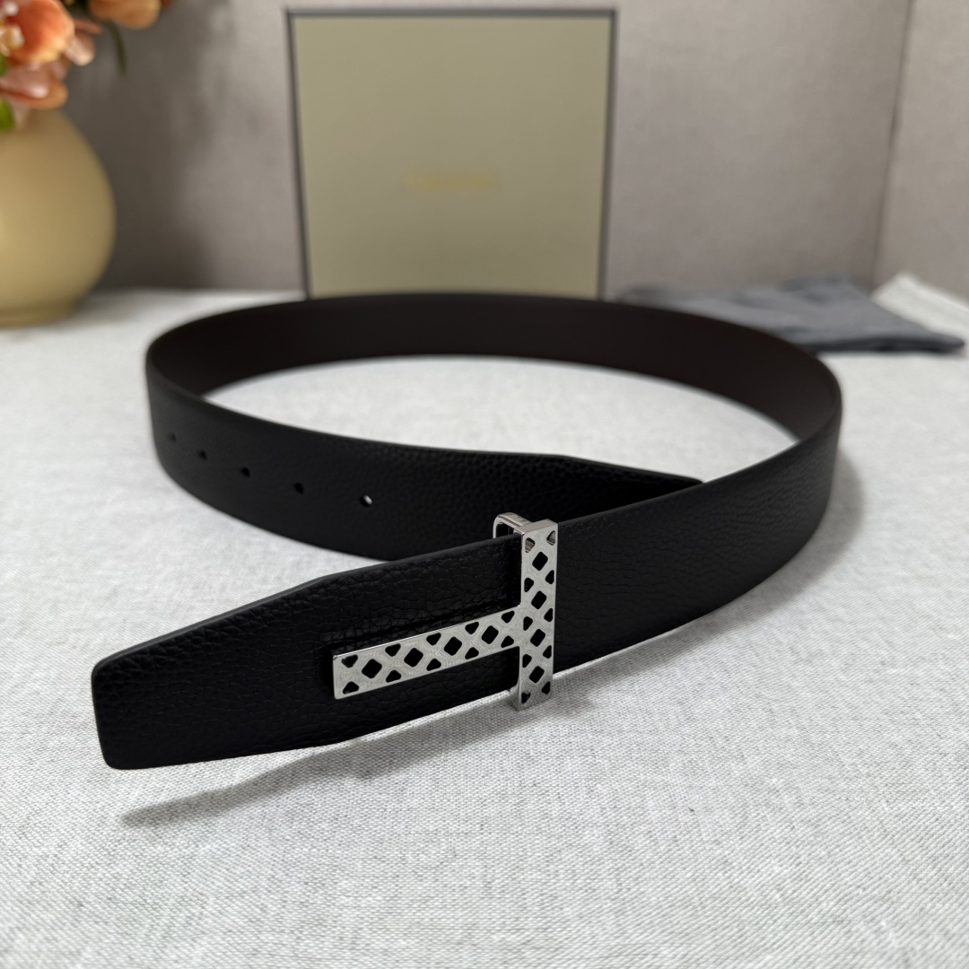 P汤姆福特最新网红爆款双面头层牛皮专柜同步3.8宽新款上市了，原版牛皮，搭配铜扣，优雅，大方用的方便。谢