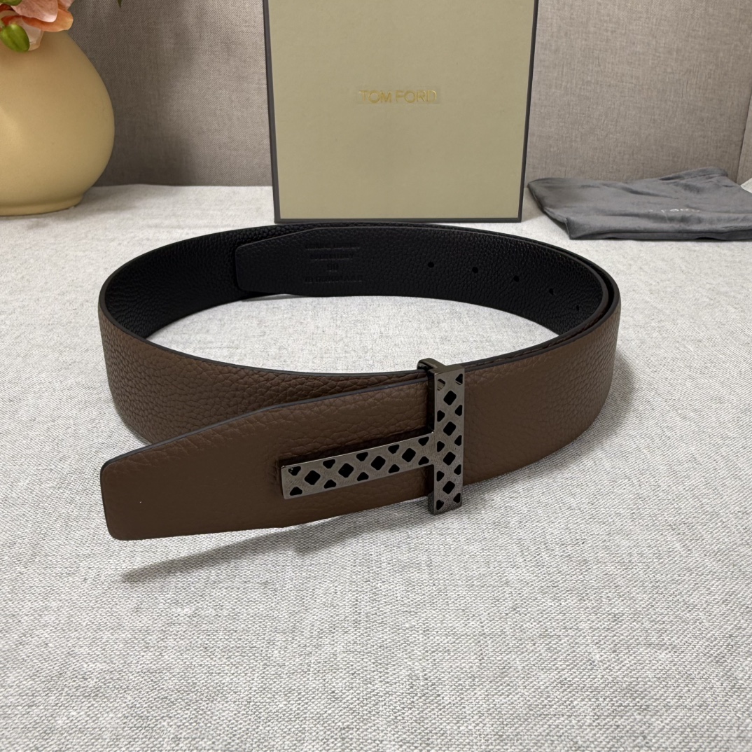 P汤姆福特最新网红爆款双面头层牛皮专柜同步3.8宽新款上市了，原版牛皮，搭配铜扣，优雅，大方用的方便。谢