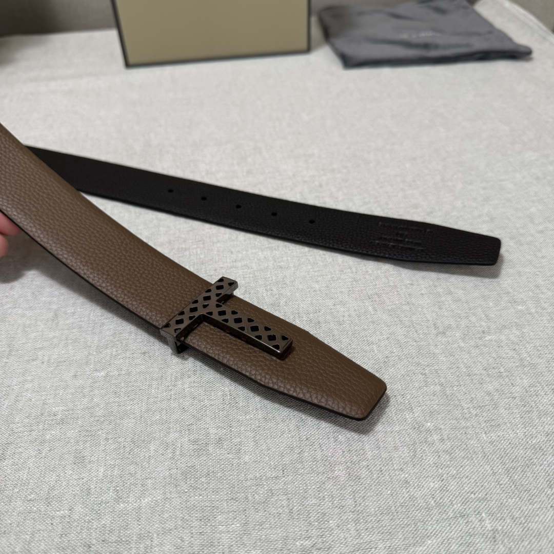 P汤姆福特最新网红爆款双面头层牛皮专柜同步3.8宽新款上市了，原版牛皮，搭配铜扣，优雅，大方用的方便。谢