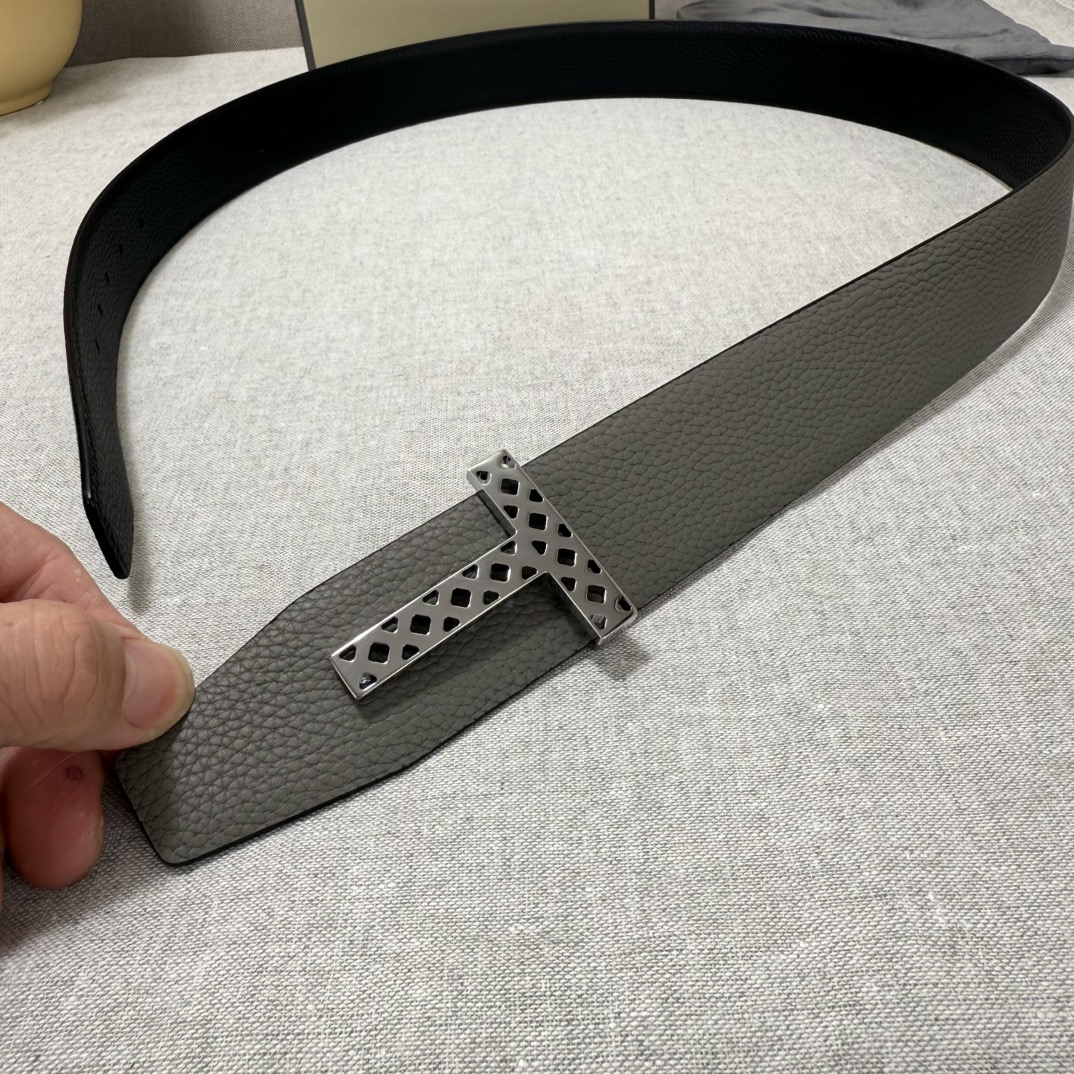 P汤姆福特最新网红爆款双面头层牛皮专柜同步3.8宽新款上市了，原版牛皮，搭配铜扣，优雅，大方用的方便。谢