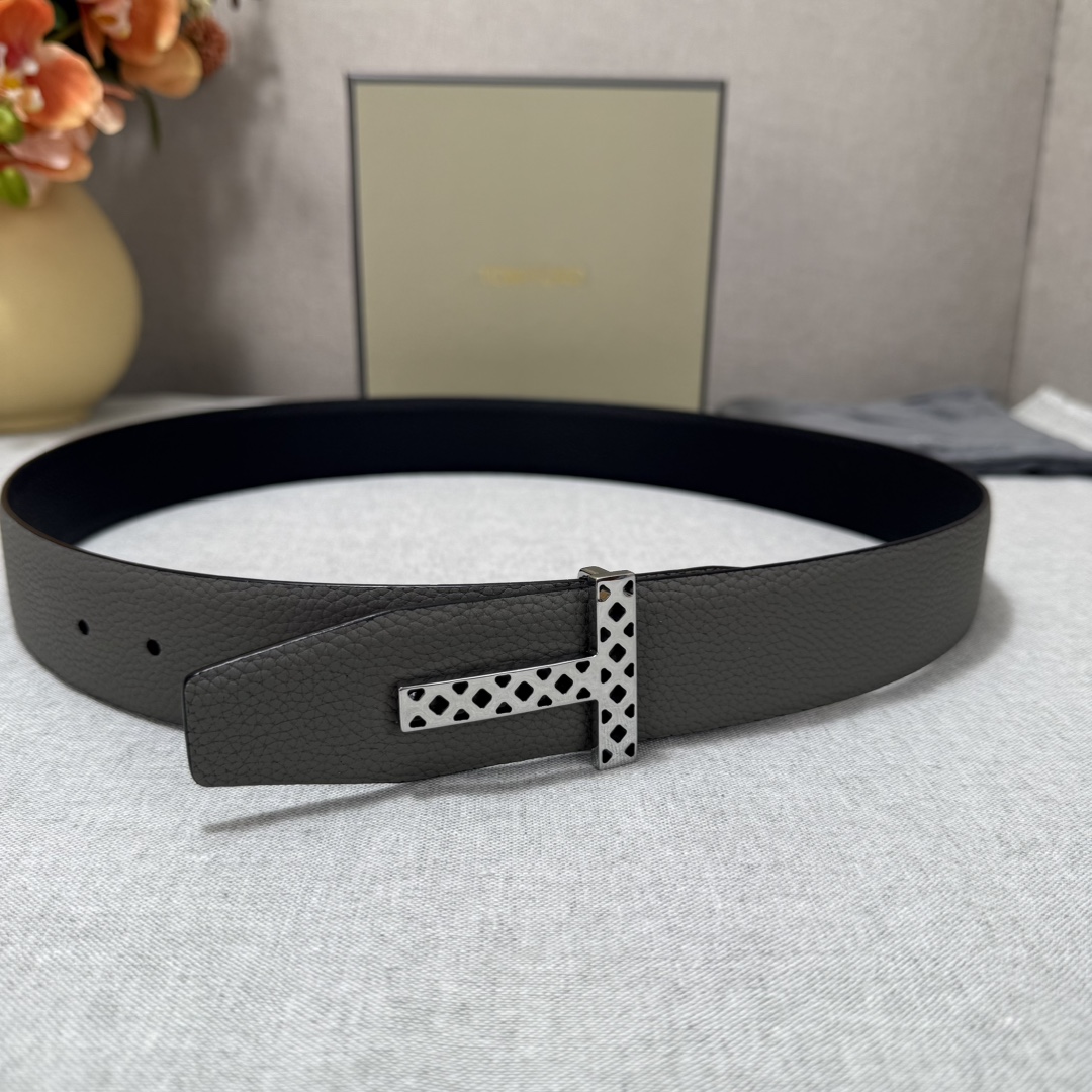 P汤姆福特最新网红爆款双面头层牛皮专柜同步3.8宽新款上市了，原版牛皮，搭配铜扣，优雅，大方用的方便。谢