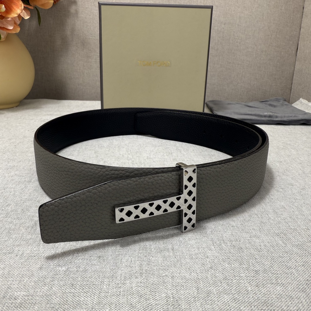 P汤姆福特最新网红爆款双面头层牛皮专柜同步3.8宽新款上市了，原版牛皮，搭配铜扣，优雅，大方用的方便。谢