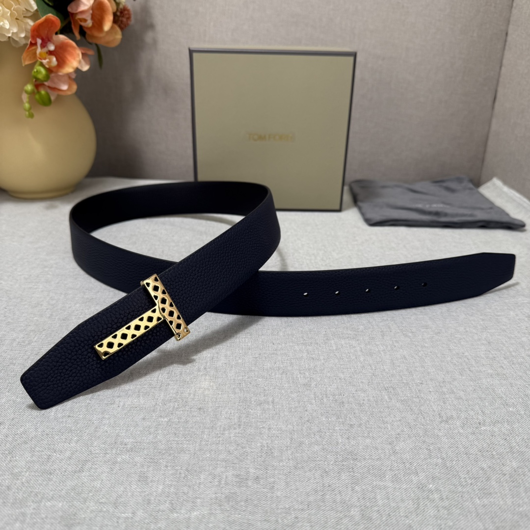 P汤姆福特最新网红爆款双面头层牛皮专柜同步3.8宽新款上市了，原版牛皮，搭配铜扣，优雅，大方用的方便。谢