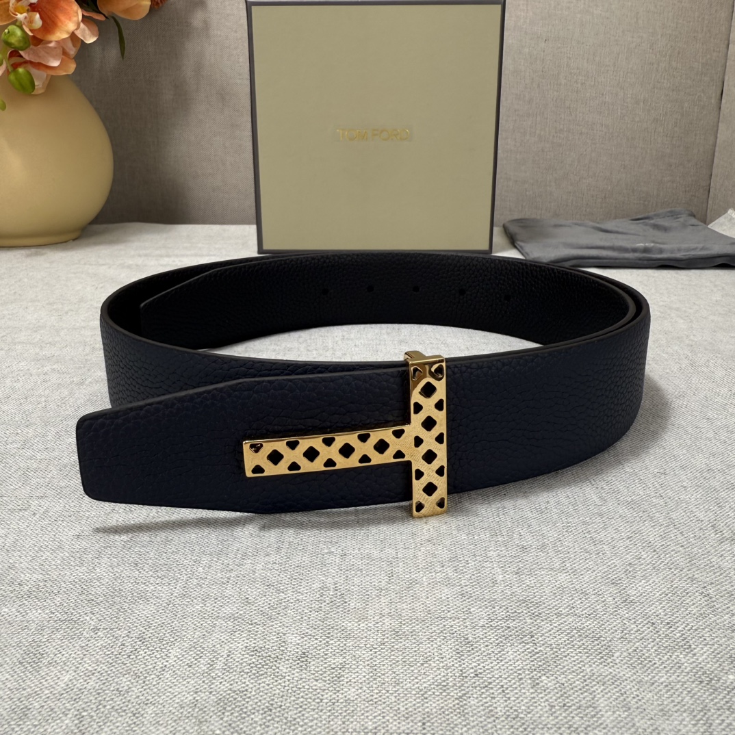 P汤姆福特最新网红爆款双面头层牛皮专柜同步3.8宽新款上市了，原版牛皮，搭配铜扣，优雅，大方用的方便。谢