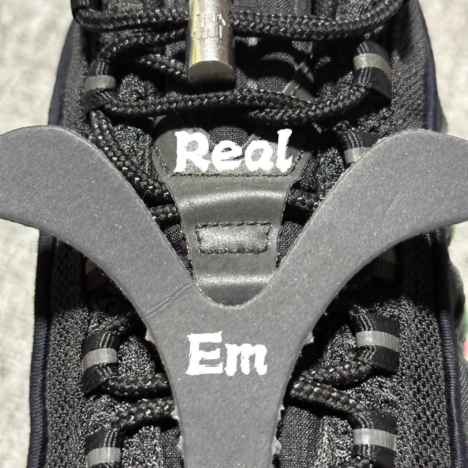 图片[8]-【小绿x/EM纯原】外贸超人气顶流单品 纯原版 UNDEFEATED x NK Air Max 95 \” Black \” 五道杠联名款低帮休闲运动鞋 IB4453-001 重金原鞋购入 独家私模 原版定制五金辅料 外贸平台充Z 高端零售专供品质 尺码：36 37.5 38 38.5 39 40 40.5 41 42 42.5 43 44 44.5 45 46 47.5 相信大家对于当年UNDEFEATED x Air Max 97 还记忆犹新，绿红色调的串标设计在当年掀起了一股潮流，市价翻倍一鞋难求的发售盛况至今依然难忘 而这一经典设计回归，UNDEFEATED 将再次同 Air Max 家族展开合作，基于Air Max 95 鞋型打造全新的联名 联名独有的串标元素及金属质感 Swoosh，整体既简洁清新，又释放出独树一帜的辨识度！-选品中心