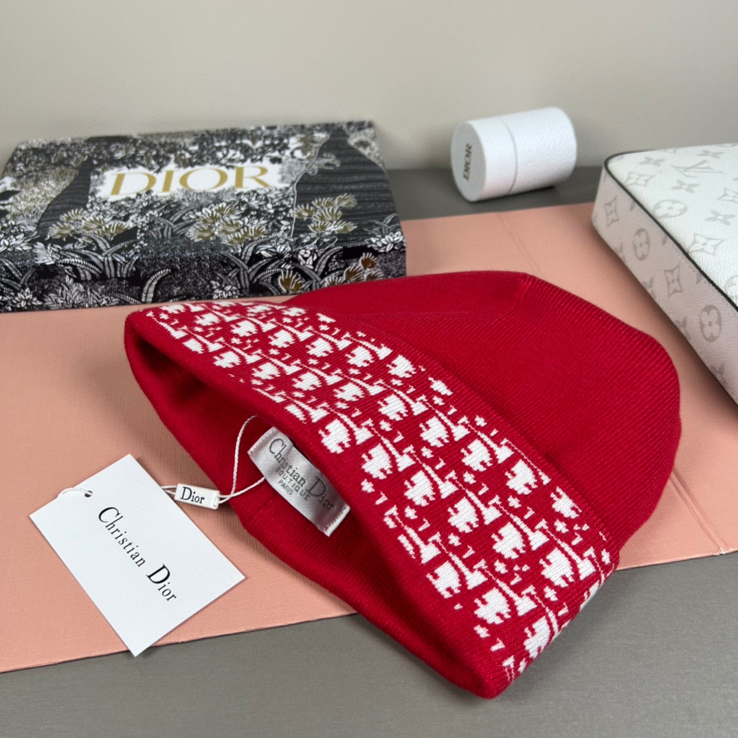 配防尘袋DIOR 迪奥原单帽子官网新品爱心][爱心]羊毛羊绒双层帽子😱😘保暖又时尚，简单大方，更显时尚高