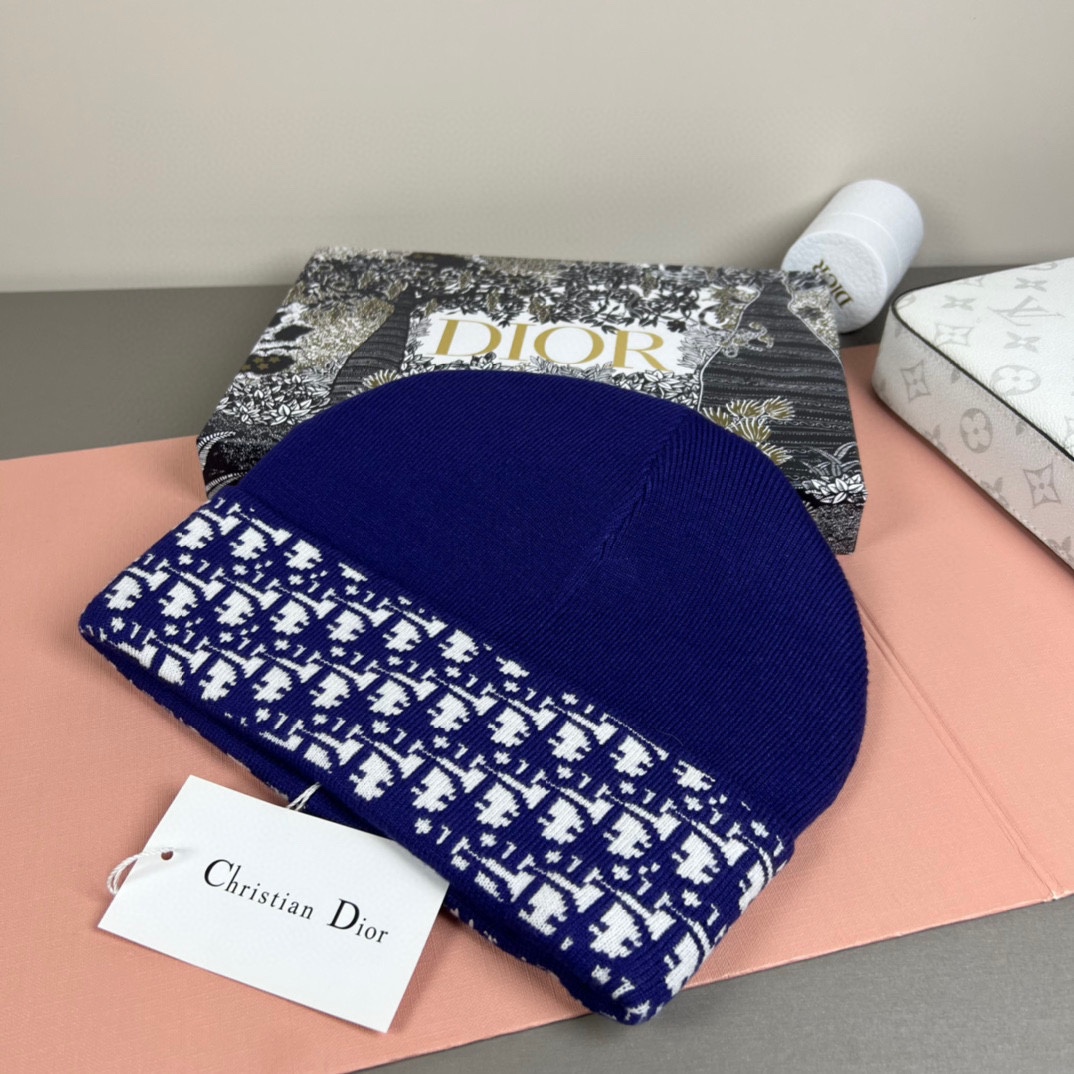 配防尘袋DIOR 迪奥原单帽子官网新品爱心][爱心]羊毛羊绒双层帽子😱😘保暖又时尚，简单大方，更显时尚高