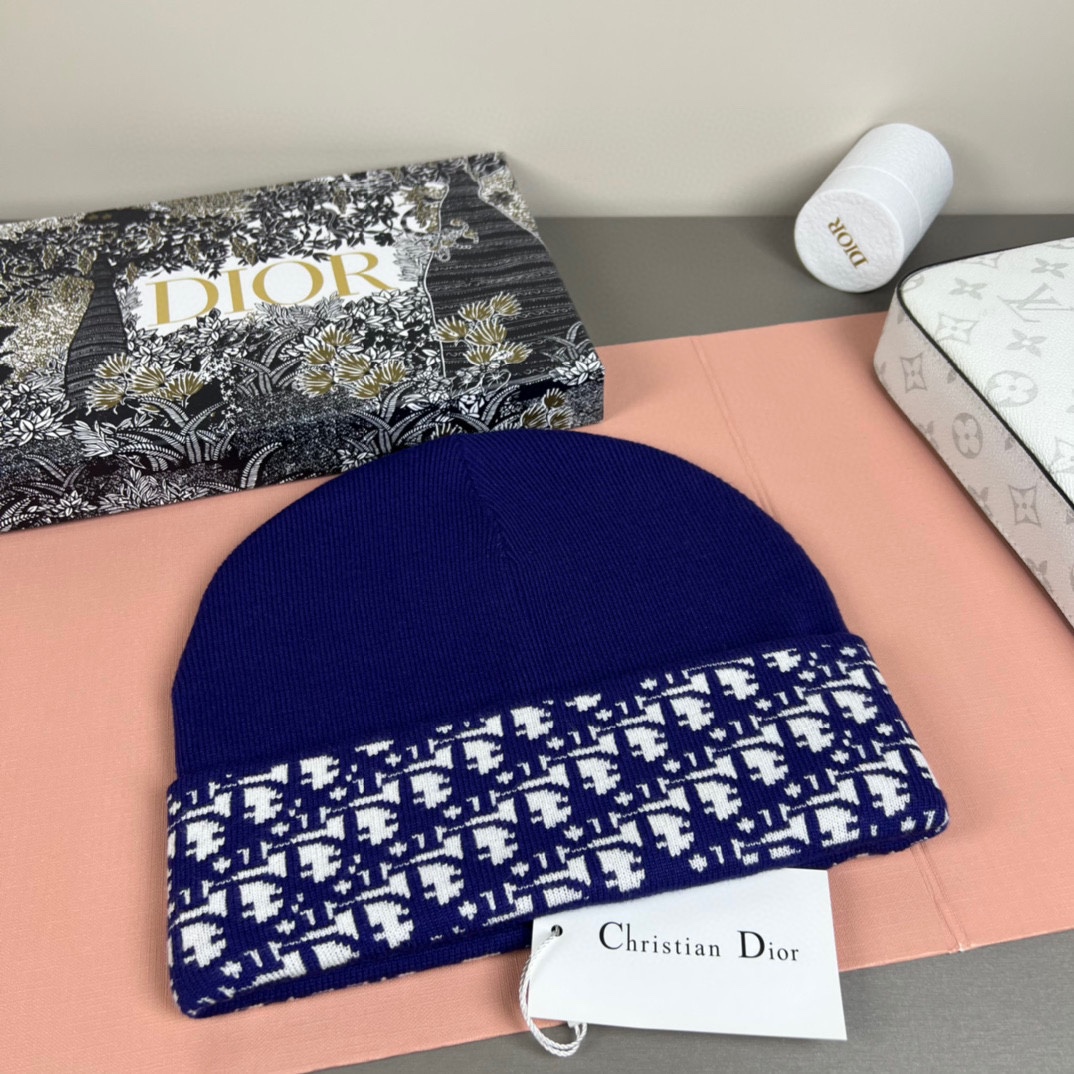配防尘袋DIOR 迪奥原单帽子官网新品爱心][爱心]羊毛羊绒双层帽子😱😘保暖又时尚，简单大方，更显时尚高