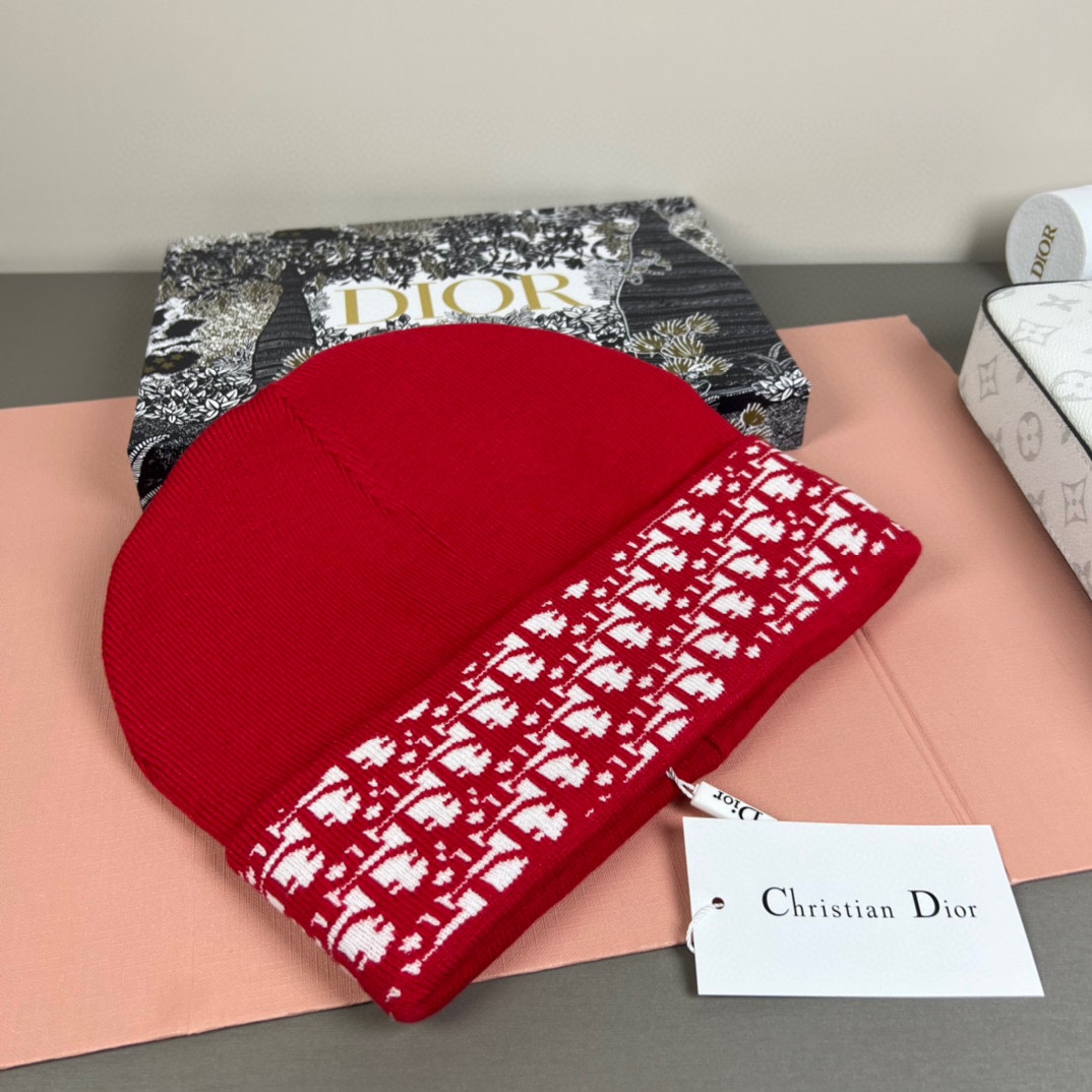 配防尘袋DIOR 迪奥原单帽子官网新品爱心][爱心]羊毛羊绒双层帽子😱😘保暖又时尚，简单大方，更显时尚高