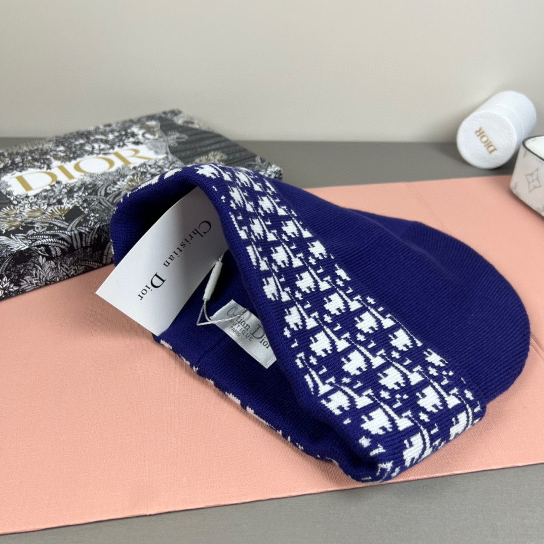 配防尘袋DIOR 迪奥原单帽子官网新品爱心][爱心]羊毛羊绒双层帽子😱😘保暖又时尚，简单大方，更显时尚高