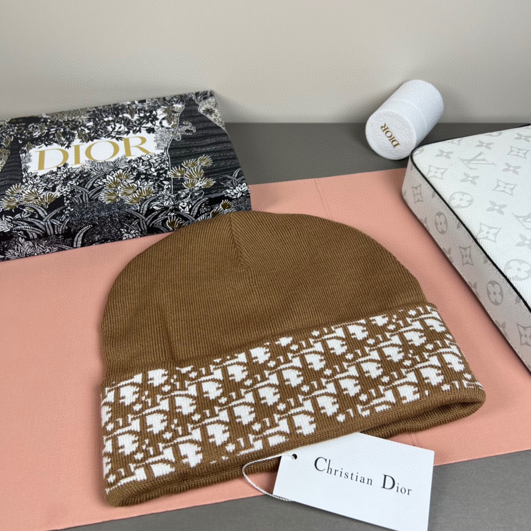 配防尘袋DIOR 迪奥原单帽子官网新品爱心][爱心]羊毛羊绒双层帽子😱😘保暖又时尚，简单大方，更显时尚高
