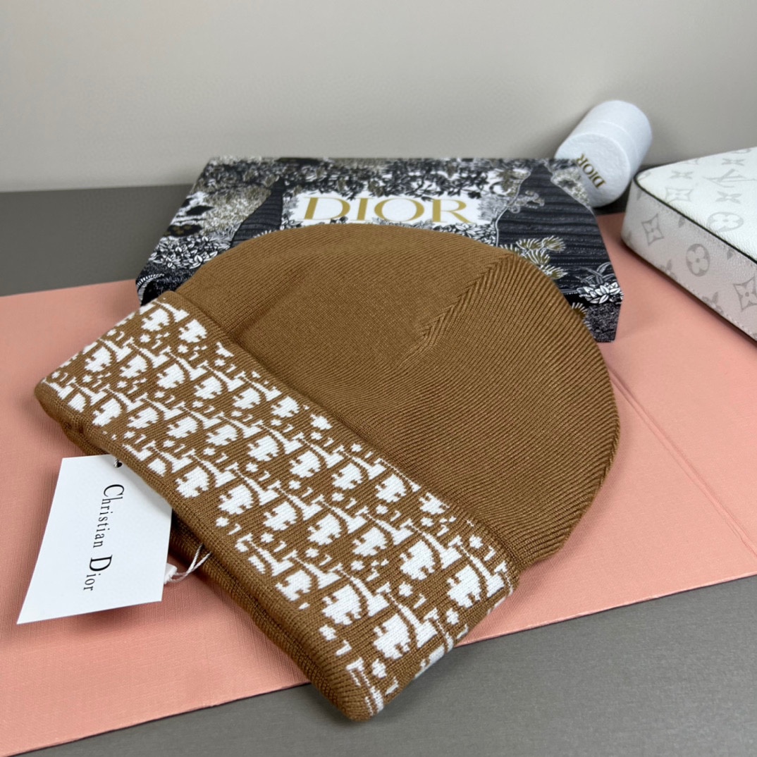 配防尘袋DIOR 迪奥原单帽子官网新品爱心][爱心]羊毛羊绒双层帽子😱😘保暖又时尚，简单大方，更显时尚高