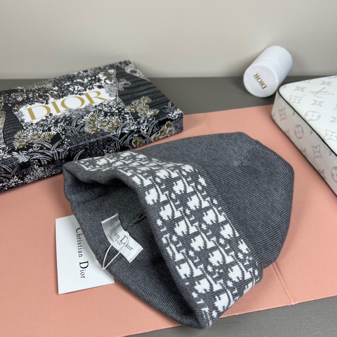 配防尘袋DIOR 迪奥原单帽子官网新品爱心][爱心]羊毛羊绒双层帽子😱😘保暖又时尚，简单大方，更显时尚高