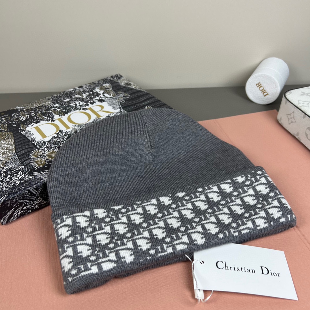 配防尘袋DIOR 迪奥原单帽子官网新品爱心][爱心]羊毛羊绒双层帽子😱😘保暖又时尚，简单大方，更显时尚高