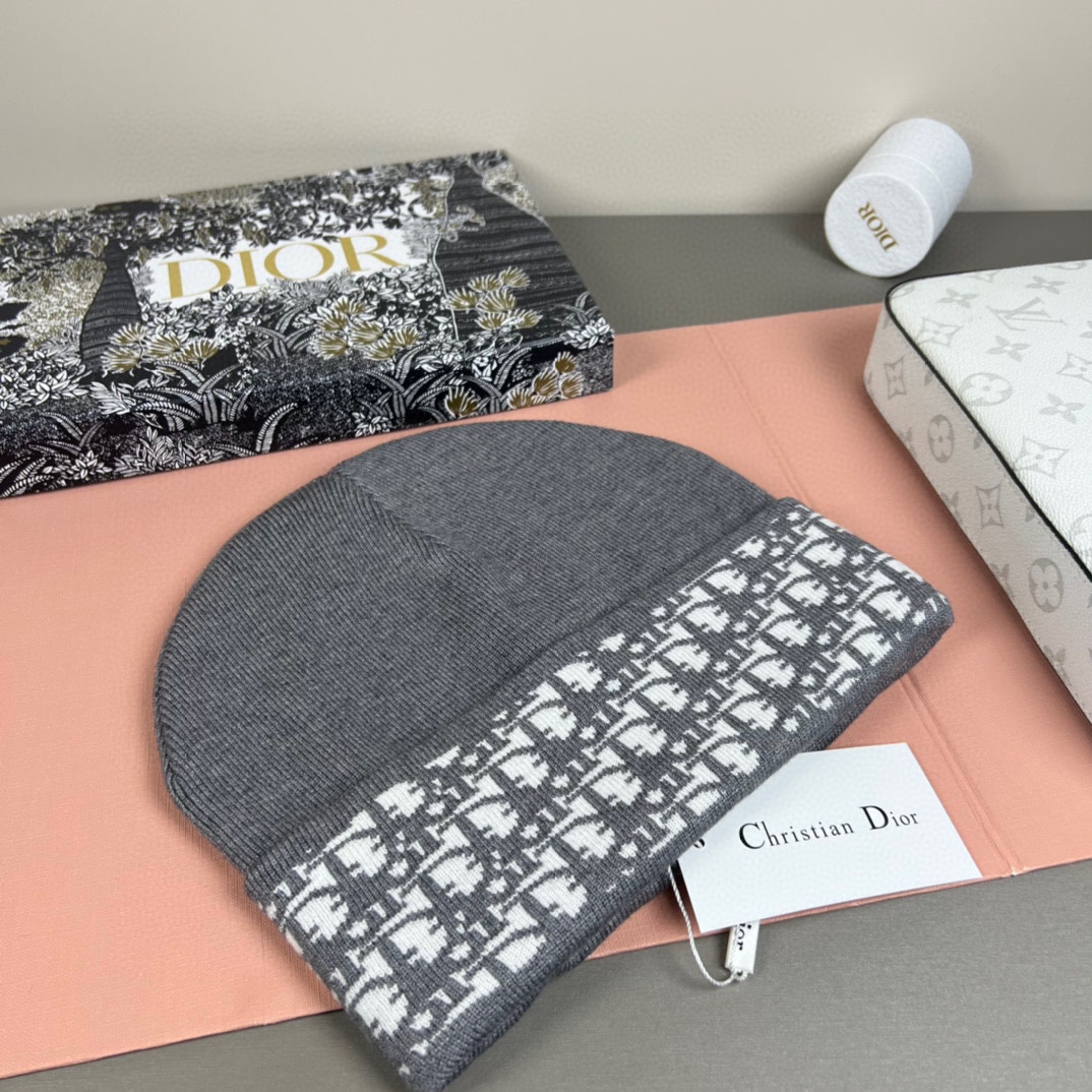 配防尘袋DIOR 迪奥原单帽子官网新品爱心][爱心]羊毛羊绒双层帽子😱😘保暖又时尚，简单大方，更显时尚高