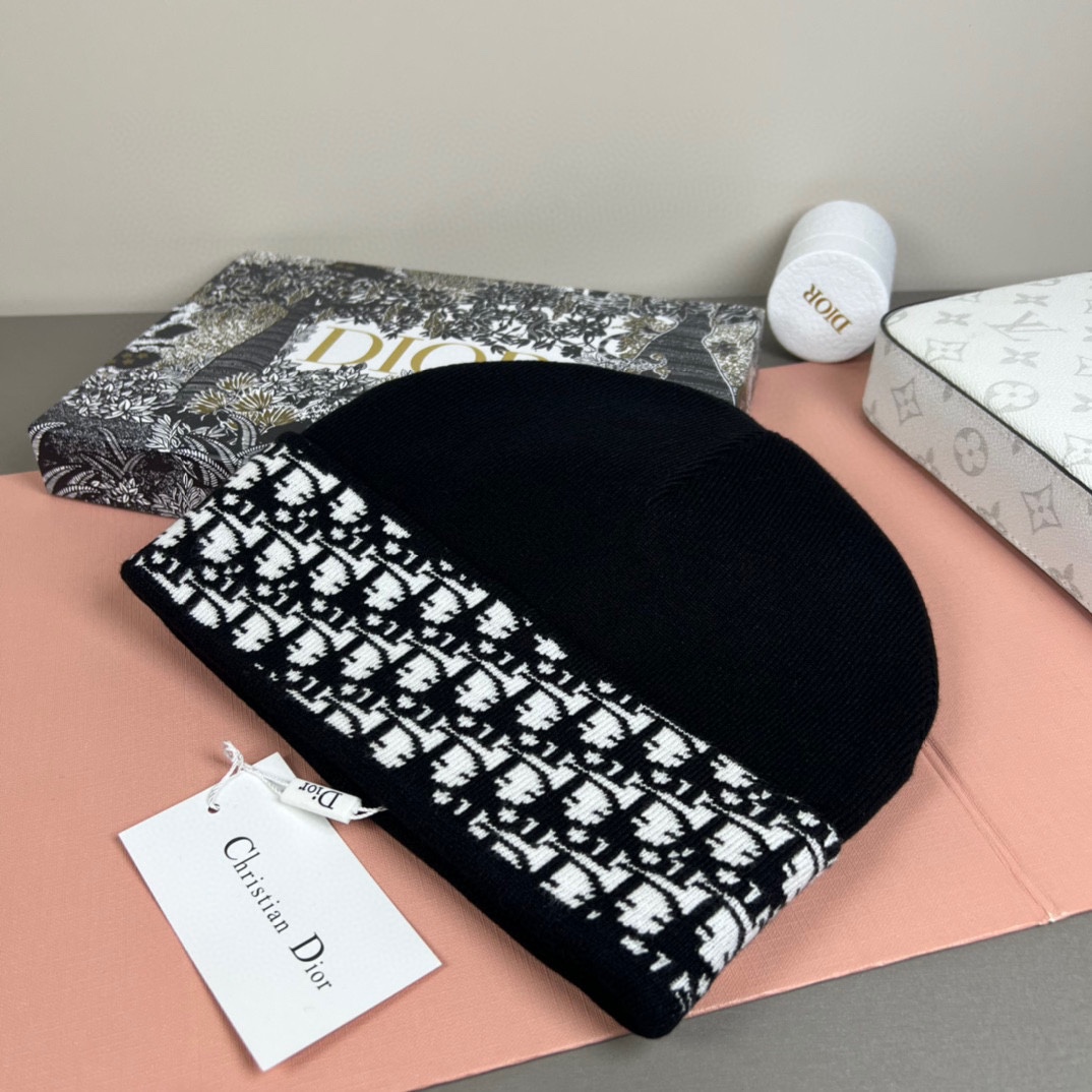 配防尘袋DIOR 迪奥原单帽子官网新品爱心][爱心]羊毛羊绒双层帽子😱😘保暖又时尚，简单大方，更显时尚高