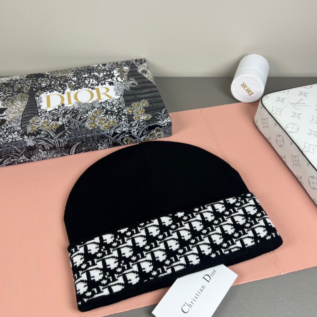 配防尘袋DIOR 迪奥原单帽子官网新品爱心][爱心]羊毛羊绒双层帽子😱😘保暖又时尚，简单大方，更显时尚高
