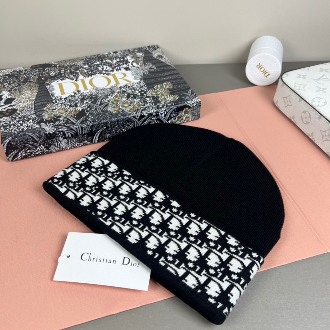 配防尘袋DIOR 迪奥原单帽子官网新品爱心][爱心]羊毛羊绒双层帽子😱😘保暖又时尚，简单大方，更显时尚高
