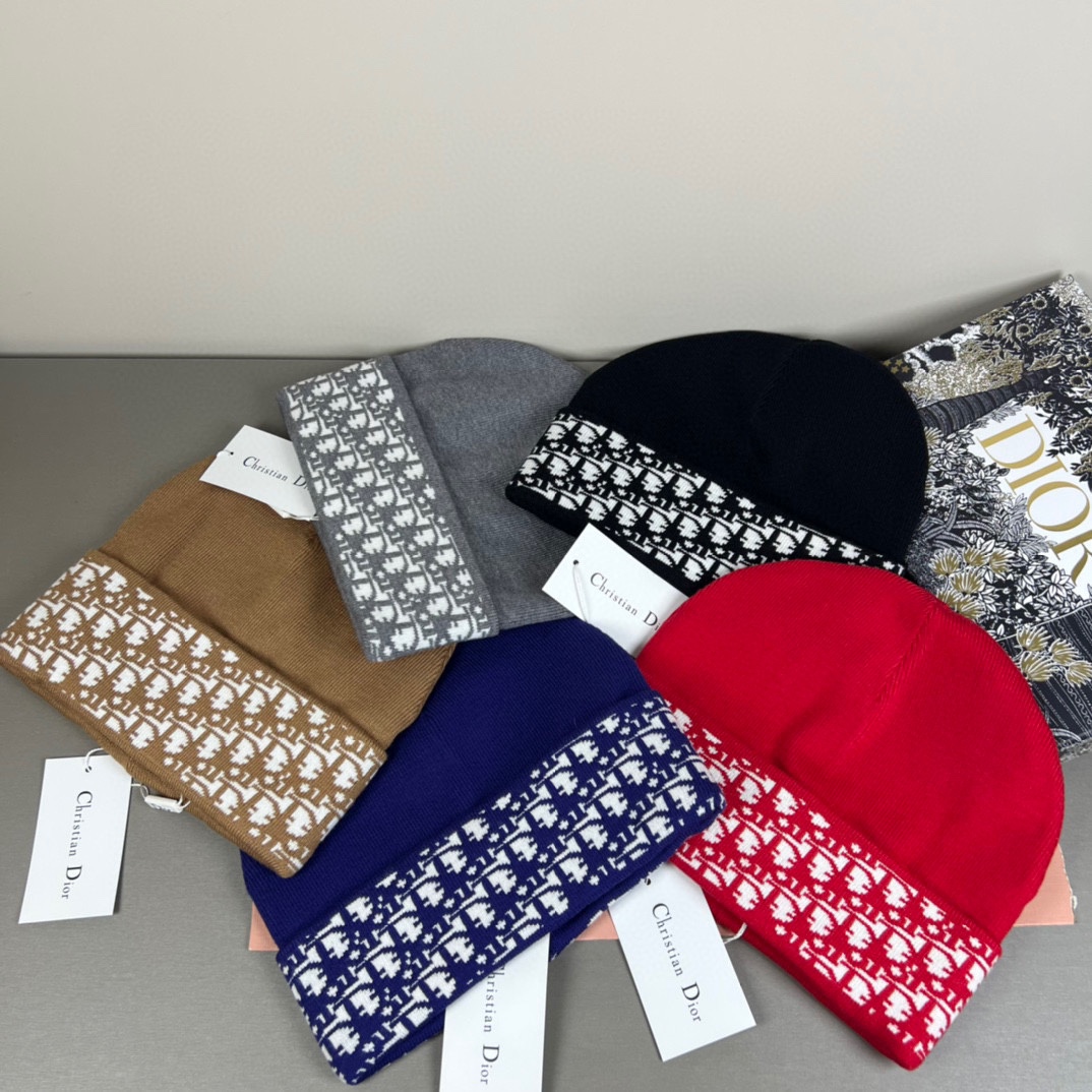 配防尘袋DIOR 迪奥原单帽子官网新品爱心][爱心]羊毛羊绒双层帽子😱😘保暖又时尚，简单大方，更显时尚高
