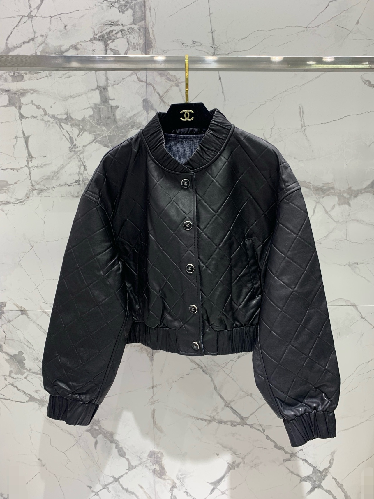 NO:866345,* Xiaoxiang diamond-shaped leather jacket series Xiaoxiang's design has always been a benchmark in the fashion industry, and the diamond-shaped leather jacket series is even more eye-catching. The diamond-shaped grid element is one of Xiaoxiang's classic symbols. The diamond-shaped stitching is very exquisite, the lines are smooth, and the workmanship is delicate, showing an unparalleled high-end texture. It increases the layering and three-dimensionality of the leather jacket, and also has a retro and luxurious atmosphere, which makes people attracted at a glance.  The material of the leather jacket also continues Xiaoxiang's consistent high quality. The leather is soft and shiny, feels excellent to the touch, fits the body shape and is comfortable when worn. It is very textured and will form a unique charm as time goes by, adding more flavor as time goes by.  In terms of style, the series has a variety of choices. There is a classic short design, which can well raise the waistline, visually lengthen the proportion of the legs, and make your legs look longer in seconds. Pair it with the same style of skirt or jeans, and you will instantly transform into a fashionable hottie, which will turn heads when you go out on the street. It is full of aura and has a windy look when walking. Whether it is paired with a dress or trousers, it can easily create an elegant and majestic style. It will definitely be the focus when attending events. The details also highlight the charm of Xiaoxiang. The iconic double C  logo, exquisite and compact, low-key and luxurious; a perfect fusion of classic elements and modern fashion. The Xiaoxiang diamond-shaped leather jacket series is simply an all-rounder!  Showing elegance and nobility; relaxed and eye-catching; perfect for work or business trips. Size SML, Chanel-clothing, chanel, chanel, skirts, jeans, leather jacket,19860909* 小香菱形格皮衣系列 小香家设计一直是时尚界的标杆,菱形格皮衣系列更是让人眼前一亮 菱形格元素可是小香的经典标志之一,菱格的压线都十分精致,线条流畅,做工细腻,彰显出无与伦比的高级质感.增加了皮衣的层次感和立体感,还自带一种复古又奢华的气息,让人一眼就被吸引 皮衣的材质也延续了小香一贯的高品质.皮革柔软且富有光泽,摸起来手感极佳,穿在身上贴合身形又舒适自在.很有质感,随着时间的推移,还会形成独特的韵味,越穿越有味道. 款式方面,系列有多种选择.有经典的短款设计,能够很好地提高腰线,在视觉上拉长腿部比例,让你秒变大长腿,搭配同款短裙或者牛仔裤,瞬间变身时尚辣妹,出街回头率爆表；气场十足,走路都带风,无论是搭配连衣裙还是裤装,都能轻松营造出优雅大气的风格,参加活动时绝对是焦点哦 细节之处更是彰显小香的魅力.标志性的双C logo,精致小巧,低调又奢华；经典元素与现代时尚完美融合 小香菱形格皮衣系列简直是万能选手！尽显优雅高贵；轻松又吸睛；上班或者商务出行都超合适 码数SML,香奈儿-服装,chanel,chanel,skirts,jeans,leather jacket,,Women's clothing