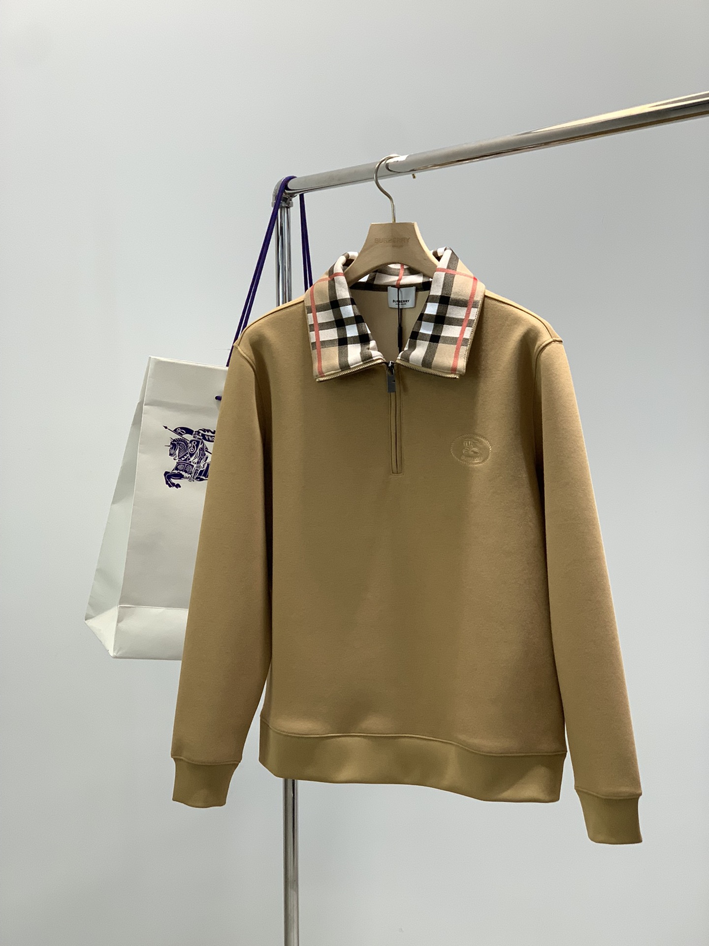 NO:622130,, Burberry, latest autumn products, available at counters simultaneously, original goods, fashionable casual sweatshirts, imported original fabrics, comfortable and breathable upper body, top-notch embroidery letter pattern decoration logo, original hardware accessories decoration, extremely high grade, comfortable and versatile, handsome upper body, size L-3XL,, burberry, burberry, hoodie, sweatshirts, alexander wang19860909,Burberry 巴宝莉,秋季最新品,专柜同步有售,原单狠货,时尚休闲卫衣,进口原版面料,上身舒适透气,顶级刺绣工艺字母图案装饰logo,原版五金辅料装饰,档次极高,舒适百搭,上身帅气十足,码数L-3XL,,burberry,burberry,hoodie,sweatshirts,alexander wang,Men's clothing