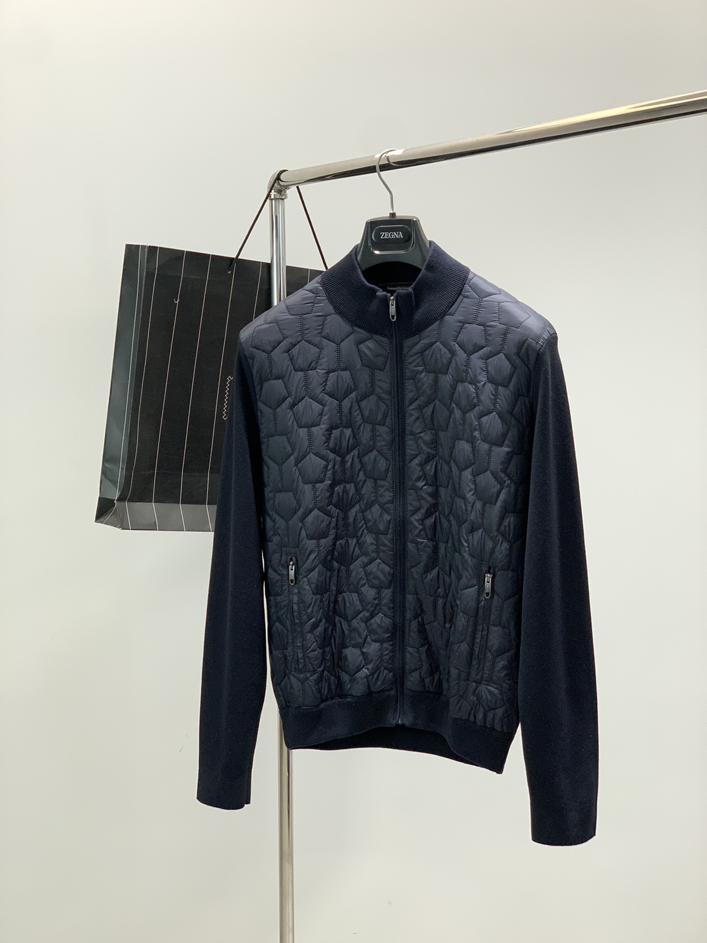 NO:622107,, Zegna, the latest winter product, available at counters simultaneously, original goods, fashionable and casual thin cotton splicing jacket, made of imported original fabrics, comfortable and breathable, top-notch printing technology letter pattern logo, original hardware accessories decoration, the upper body is very handsome!  Size M-2XL, popular recommendation!  ,,zegna,jackets & coats,alexander wang19860909,杰尼亚 Zegna,冬季最新品,专柜同步有售,原单狠货,时尚休闲薄棉拼接外套,采用进口原版面料,舒适透气,顶级印花工艺字母图案logo,原版五金辅料装饰,上身帅气十足！码数M-2XL,爆款推荐！,,zegna,jackets & coats,alexander wang,Men's clothing