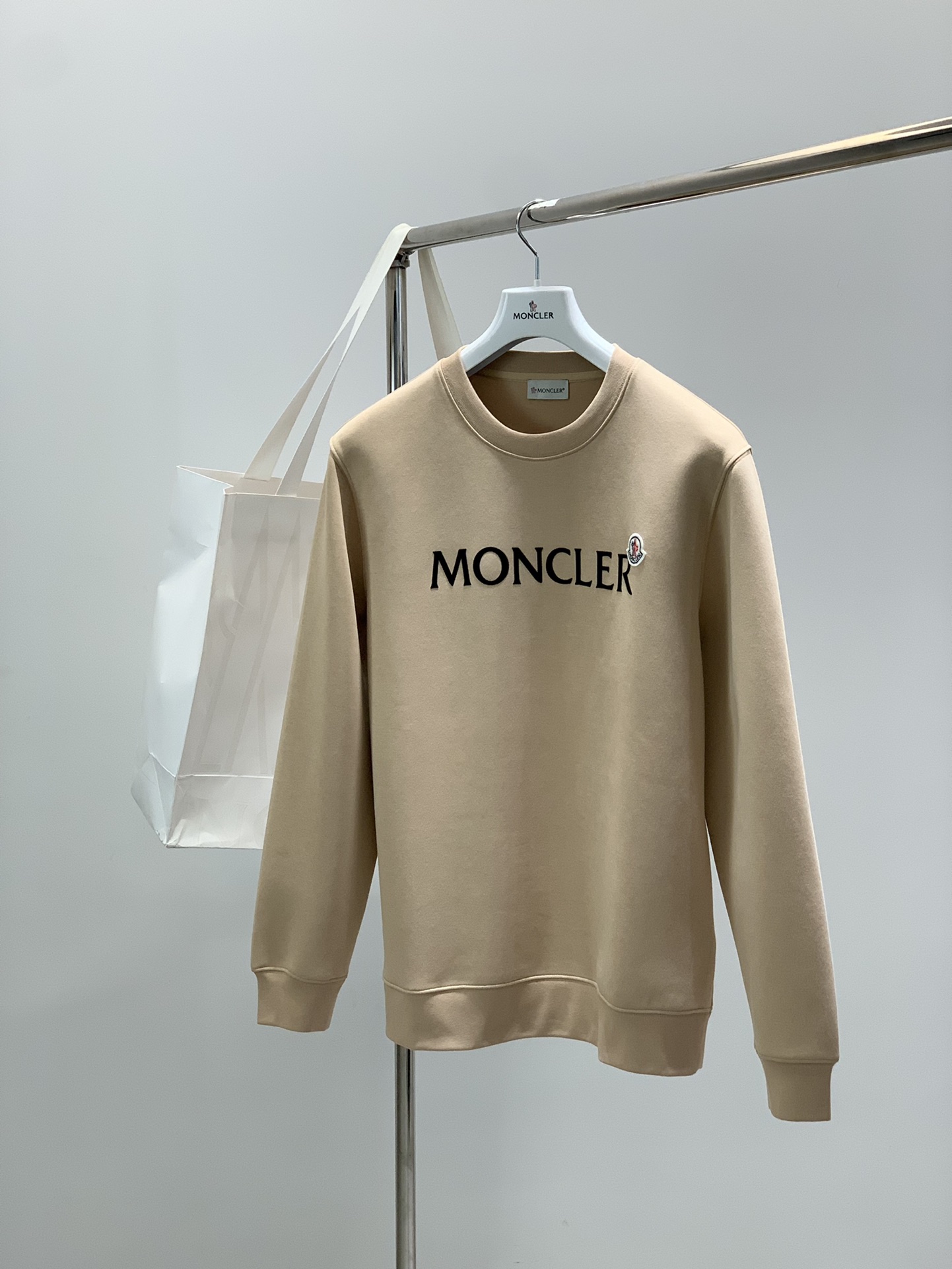 NO:622112,, Moncler muzzle, latest autumn products, available at counters simultaneously, original order, fashionable and casual round-neck sweatshirt, comfortable upper body!  Eye-catching and bright, it uses imported original fabrics, top-notch printing and embroidery crafts letter pattern logo, simple yet fashionable, fashionable and handsome upper body, size M-2XL, Moncler, hoodie, sweatshirts, alexander wang19860909,Moncler 蒙口,秋季最新品,专柜同步有售,原单狠货,时尚休闲圆领卫衣,上身舒适！吸睛而有亮点,采用进口原版面料,顶级印花刺绣工艺字母图案logo,简单而不失时尚,上身时尚帅气,码数M-2XL,,Moncler,hoodie,sweatshirts,alexander wang,Men's clothing